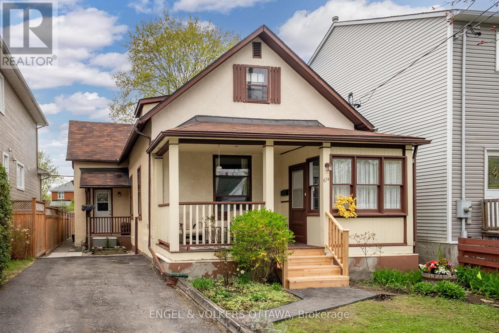 674 Melbourne Avenue, Ottawa, Ontario  K2A 1X5 - Photo 1 - X12137077