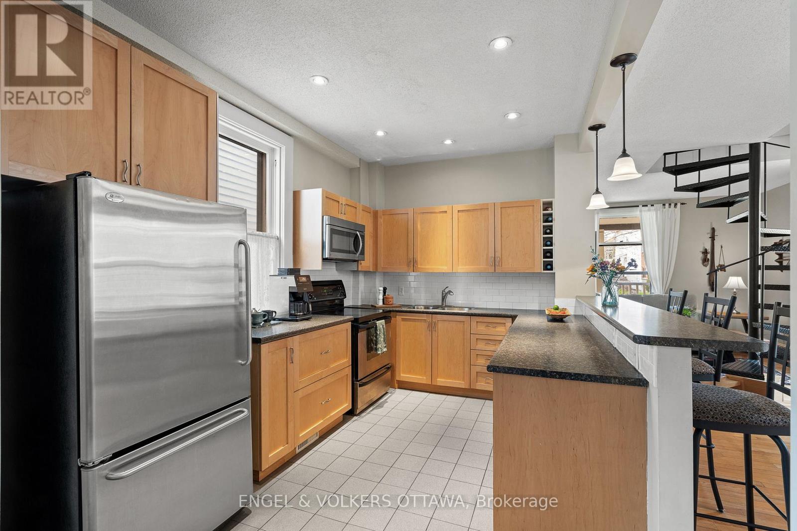 674 Melbourne Avenue, Ottawa, Ontario  K2A 1X5 - Photo 10 - X12137077