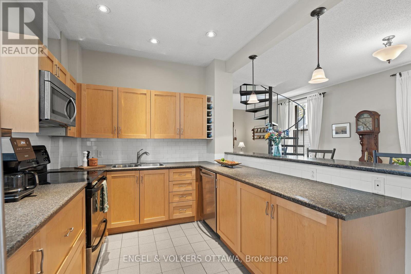 674 Melbourne Avenue, Ottawa, Ontario  K2A 1X5 - Photo 11 - X12137077