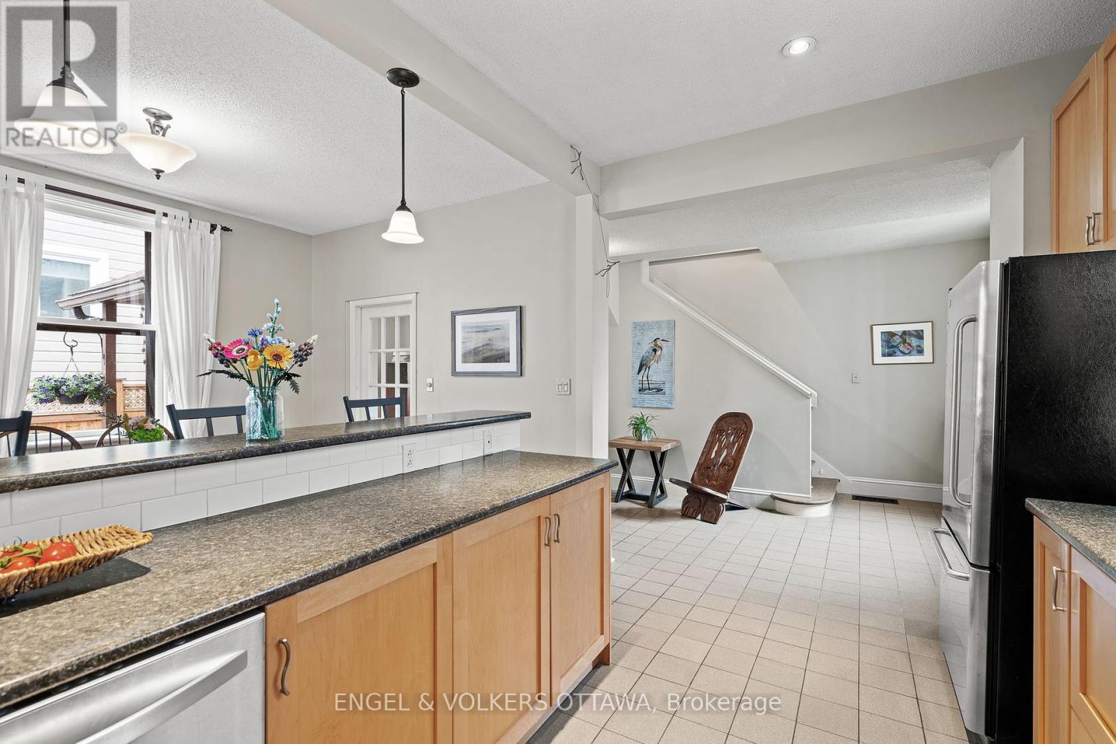 674 Melbourne Avenue, Ottawa, Ontario  K2A 1X5 - Photo 13 - X12137077