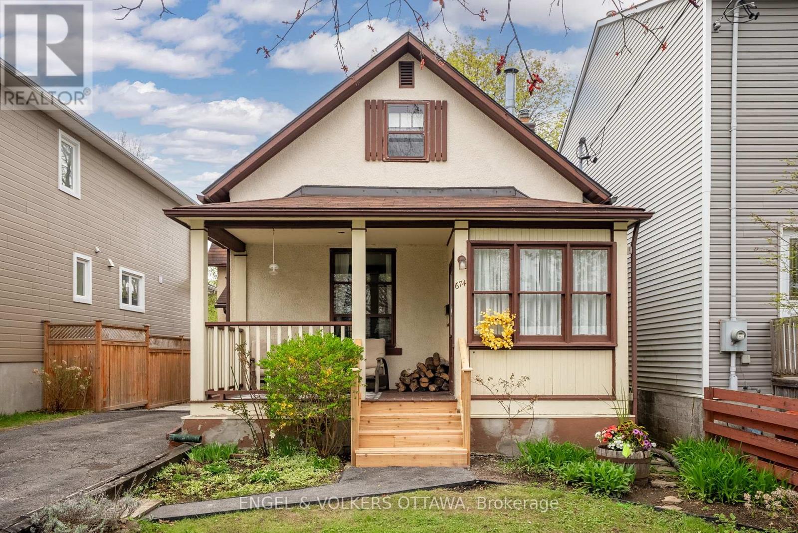 674 Melbourne Avenue, Ottawa, Ontario  K2A 1X5 - Photo 2 - X12137077