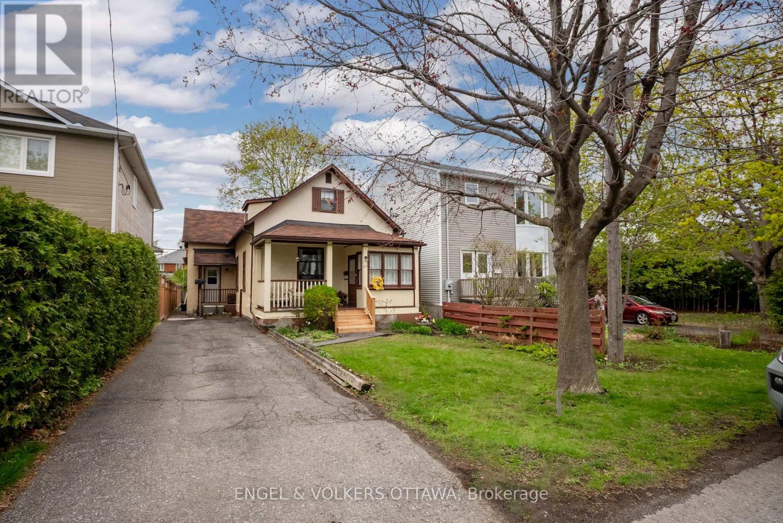674 Melbourne Avenue, Ottawa, Ontario  K2A 1X5 - Photo 3 - X12137077
