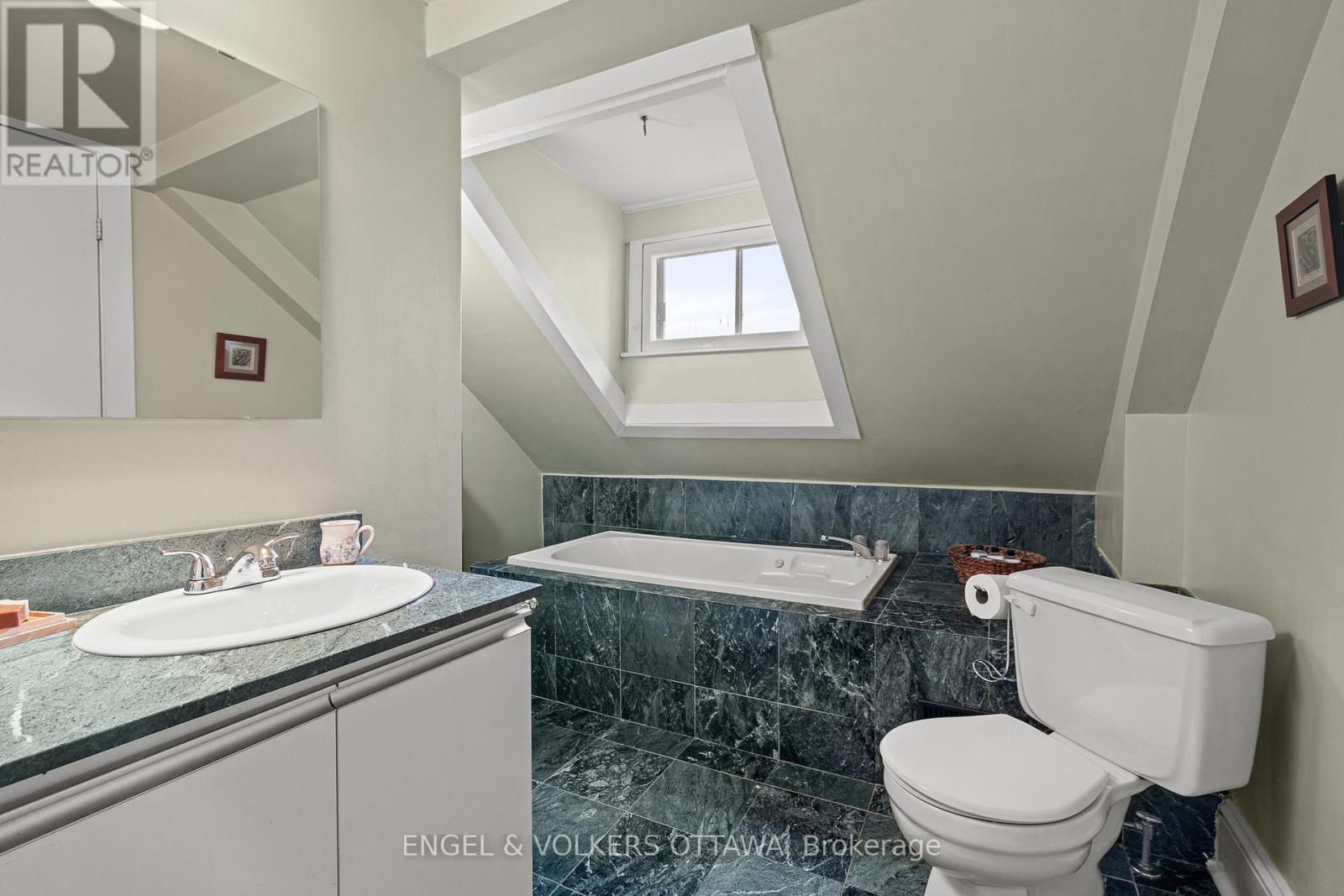 674 Melbourne Avenue, Ottawa, Ontario  K2A 1X5 - Photo 30 - X12137077