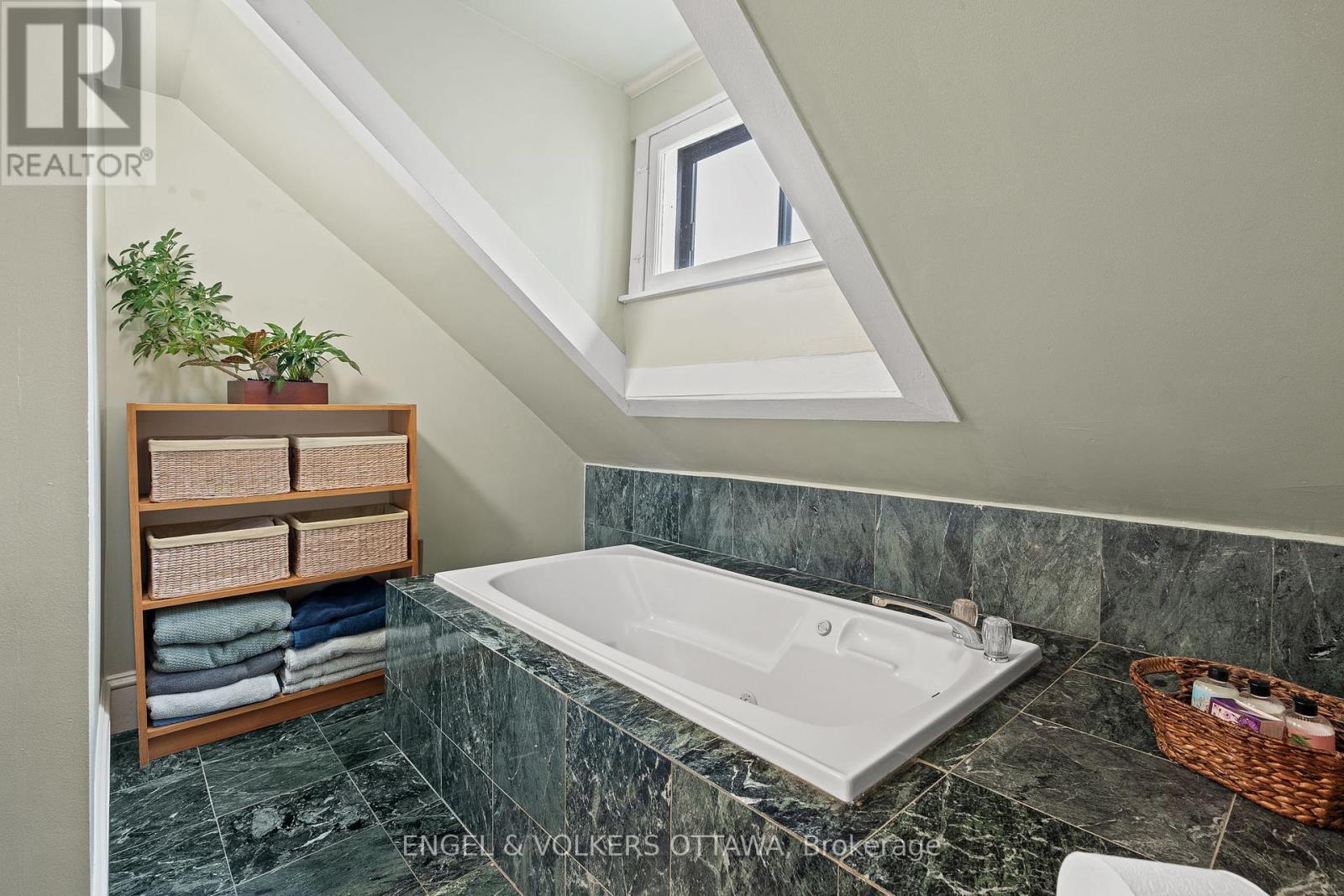 674 Melbourne Avenue, Ottawa, Ontario  K2A 1X5 - Photo 31 - X12137077