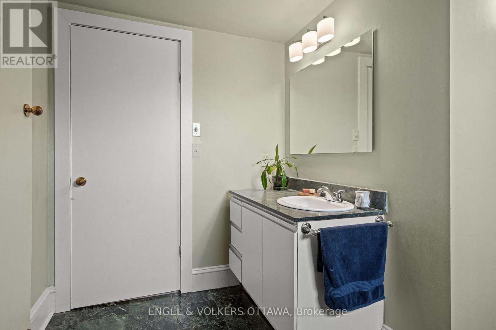 674 Melbourne Avenue, Ottawa, Ontario  K2A 1X5 - Photo 32 - X12137077