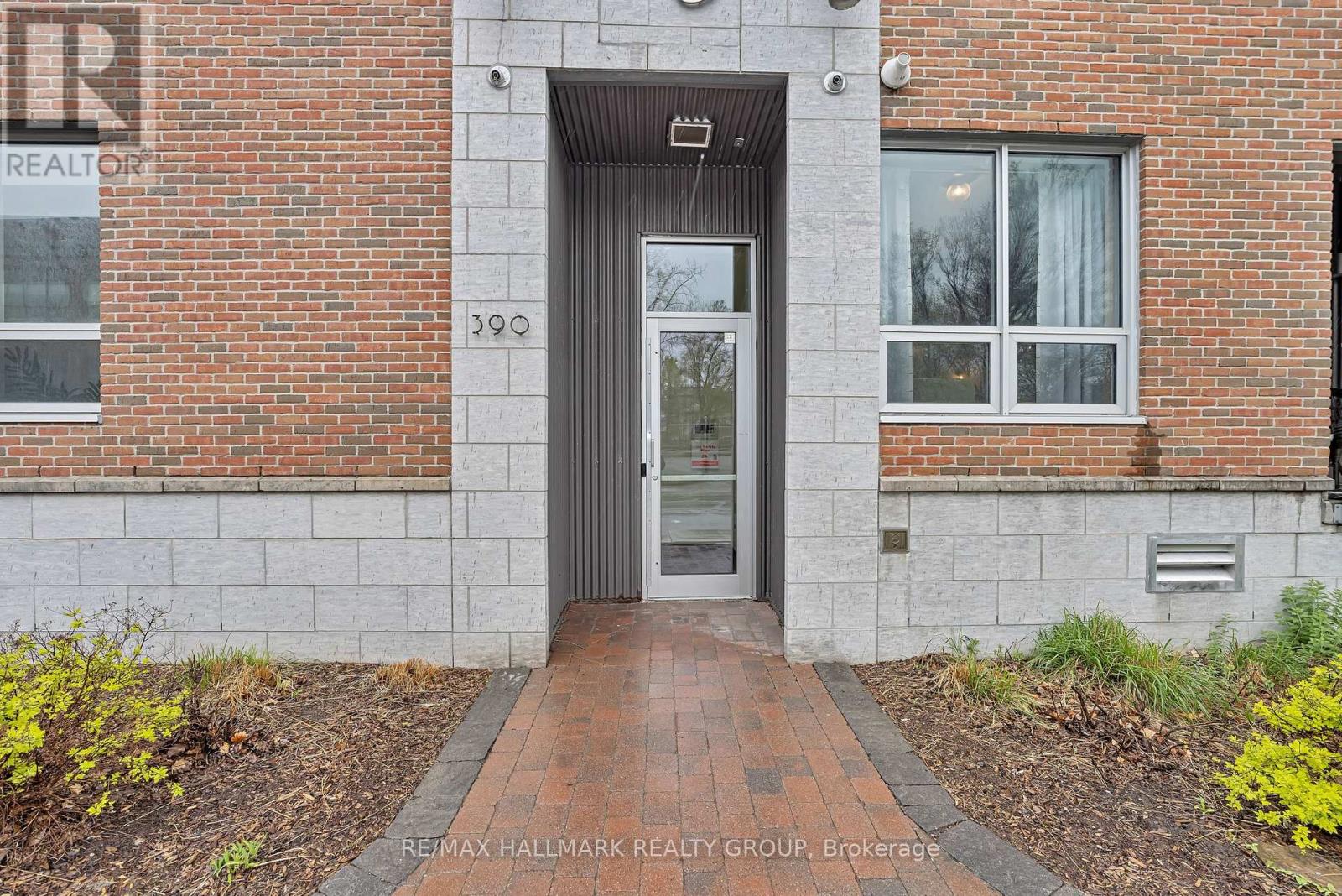 201 - 390 Booth Street, Ottawa, Ontario  K1R 7K6 - Photo 2 - X12137093