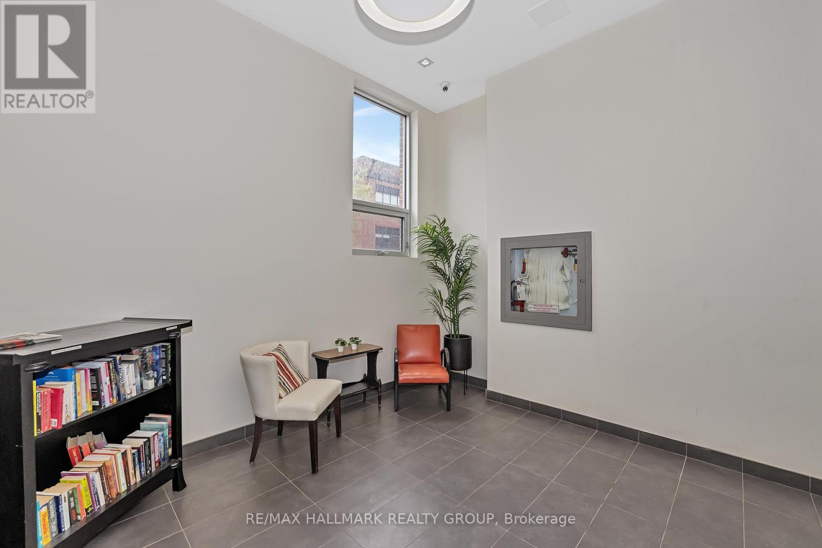 201 - 390 Booth Street, Ottawa, Ontario  K1R 7K6 - Photo 3 - X12137093