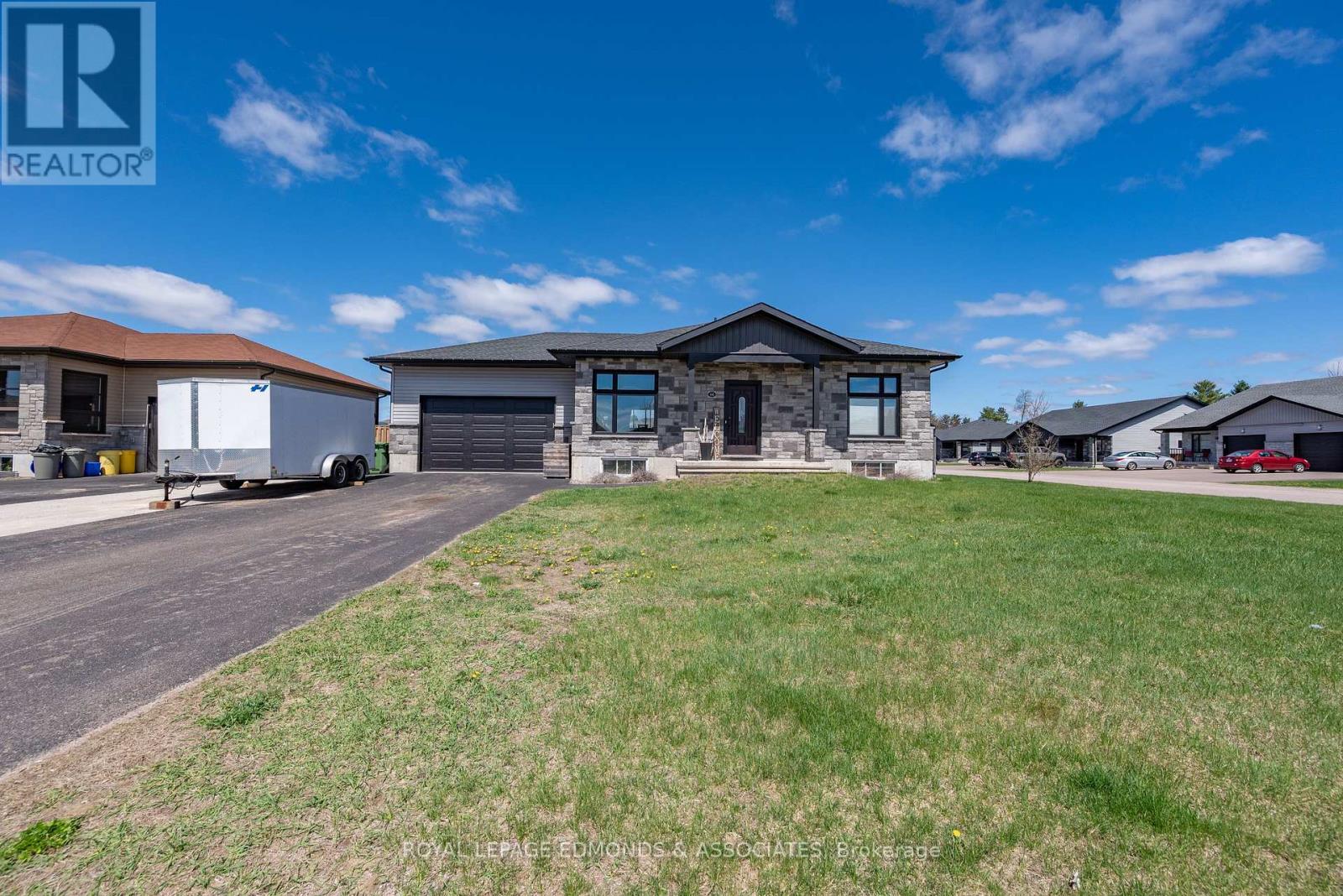 66 Noble Crescent, Petawawa, Ontario  K8H 0E9 - Photo 4 - X12137090