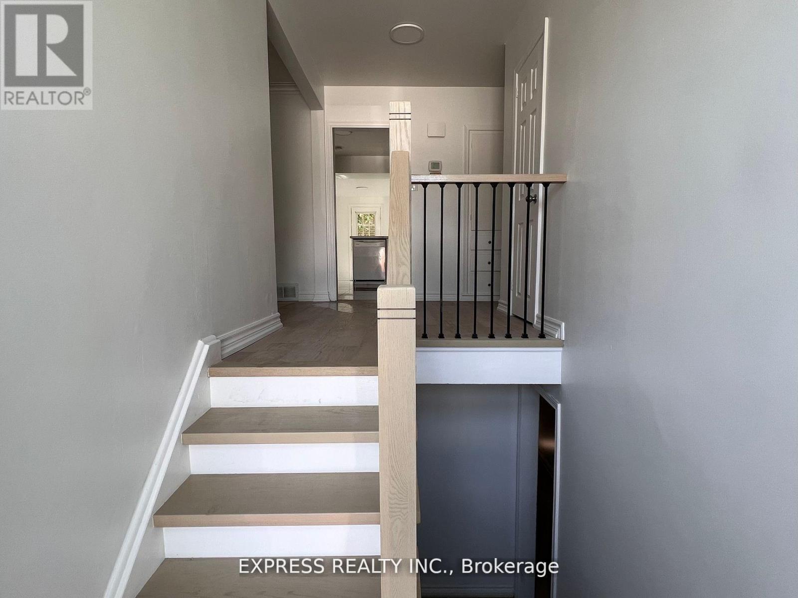 208 Alverna Road, Richmond Hill (Crosby), Ontario  L4C 3M5 - Photo 2 - N12136997