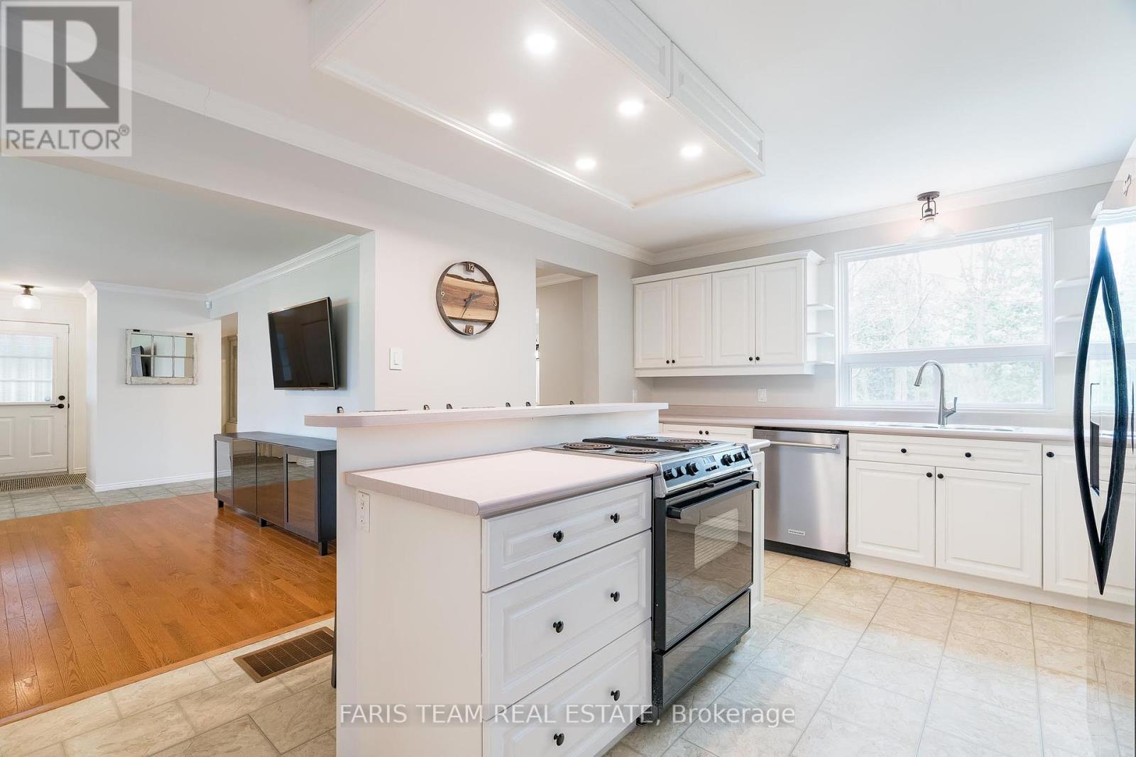 121 Graham Street, Essa, Ontario  L0M 1B0 - Photo 6 - N12137032