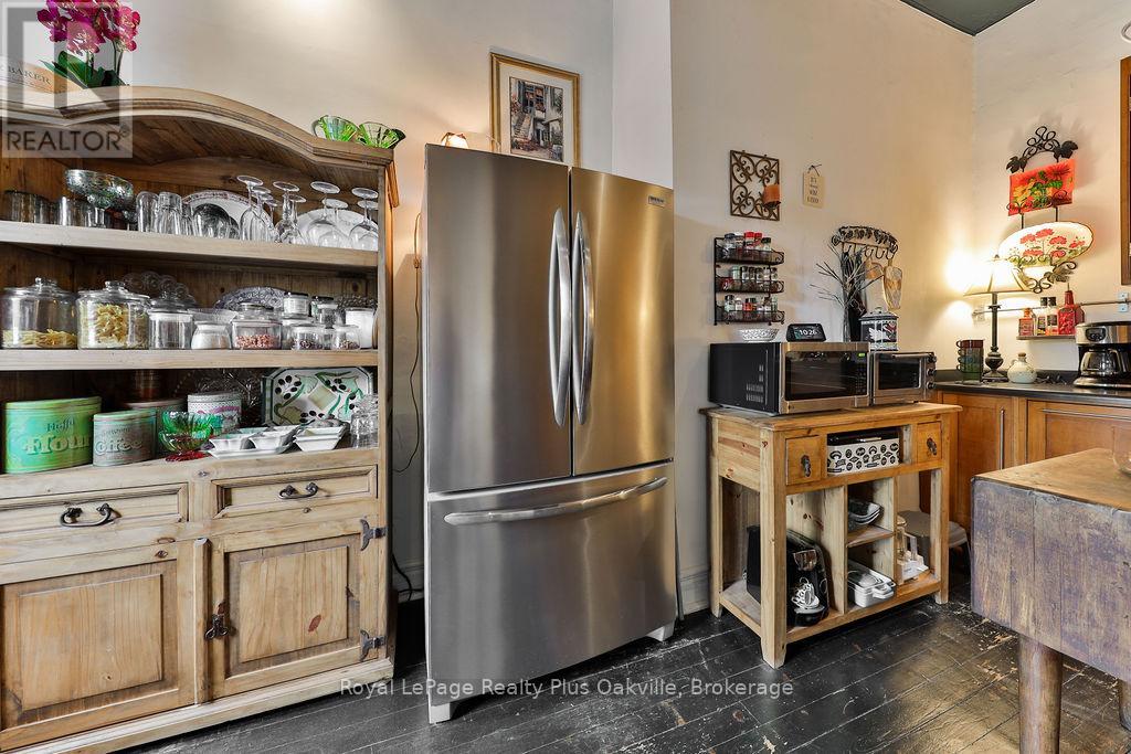 14 Hatt Street, Hamilton, Ontario  L9H 2E8 - Photo 19 - X12136657