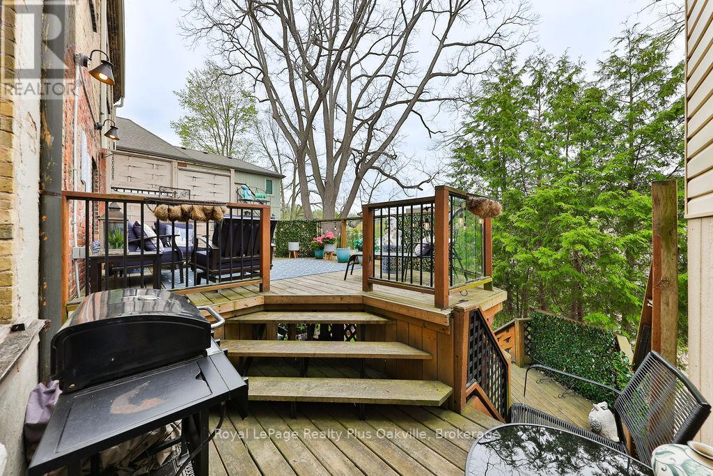 14 Hatt Street, Hamilton, Ontario  L9H 2E8 - Photo 38 - X12136657