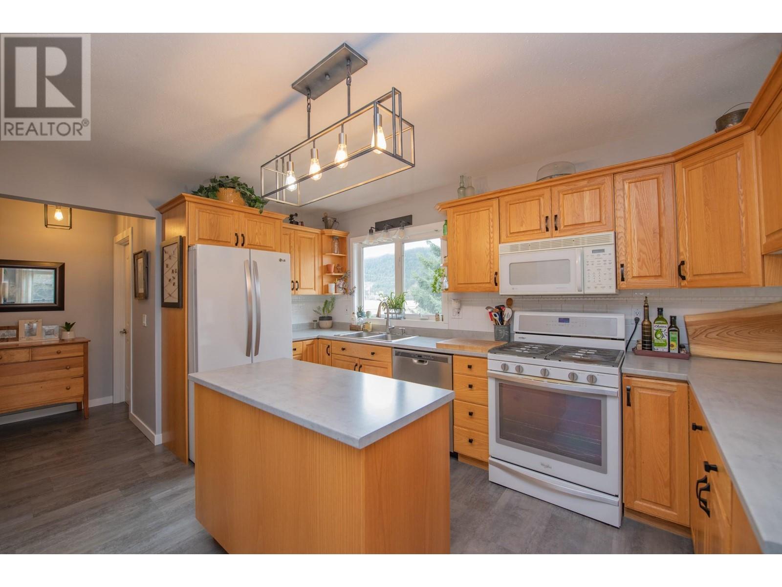 2506 Shuswap Avenue, Lumby, British Columbia  V0E 2G0 - Photo 11 - 10340658