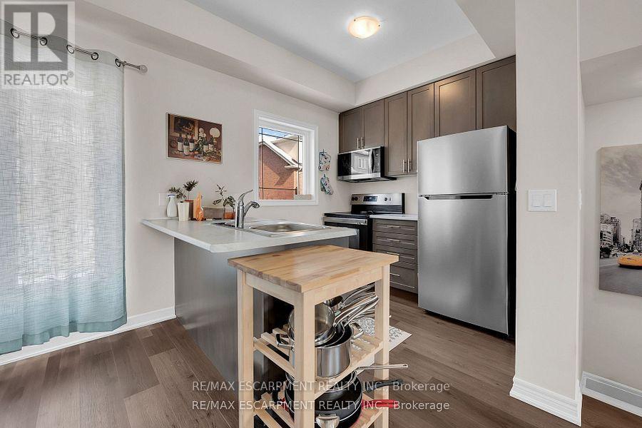 8 - 19 Picardy Drive, Hamilton, Ontario  L8J 0M7 - Photo 9 - X12137047