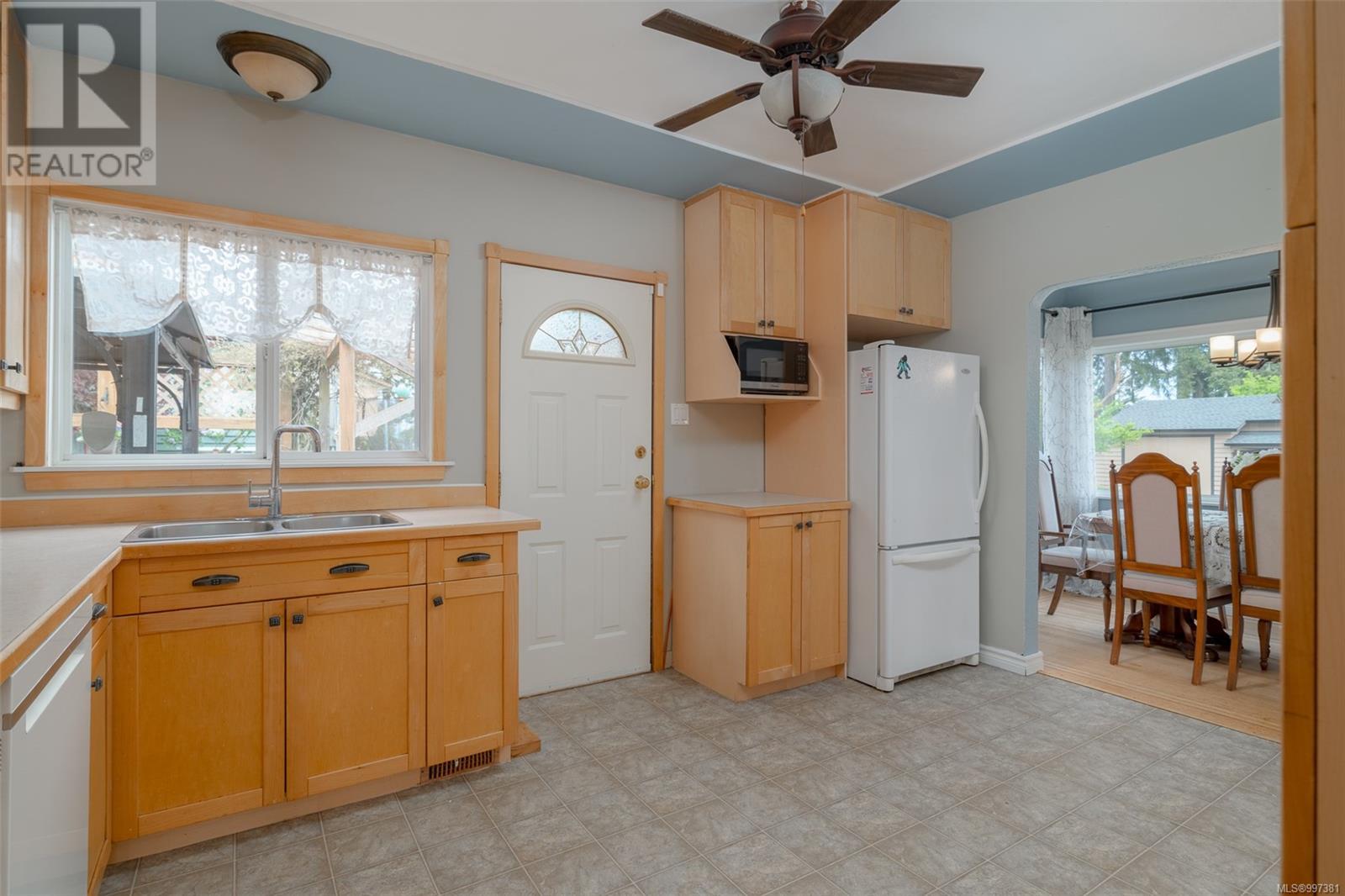 Property at 910 Hunter St image 5