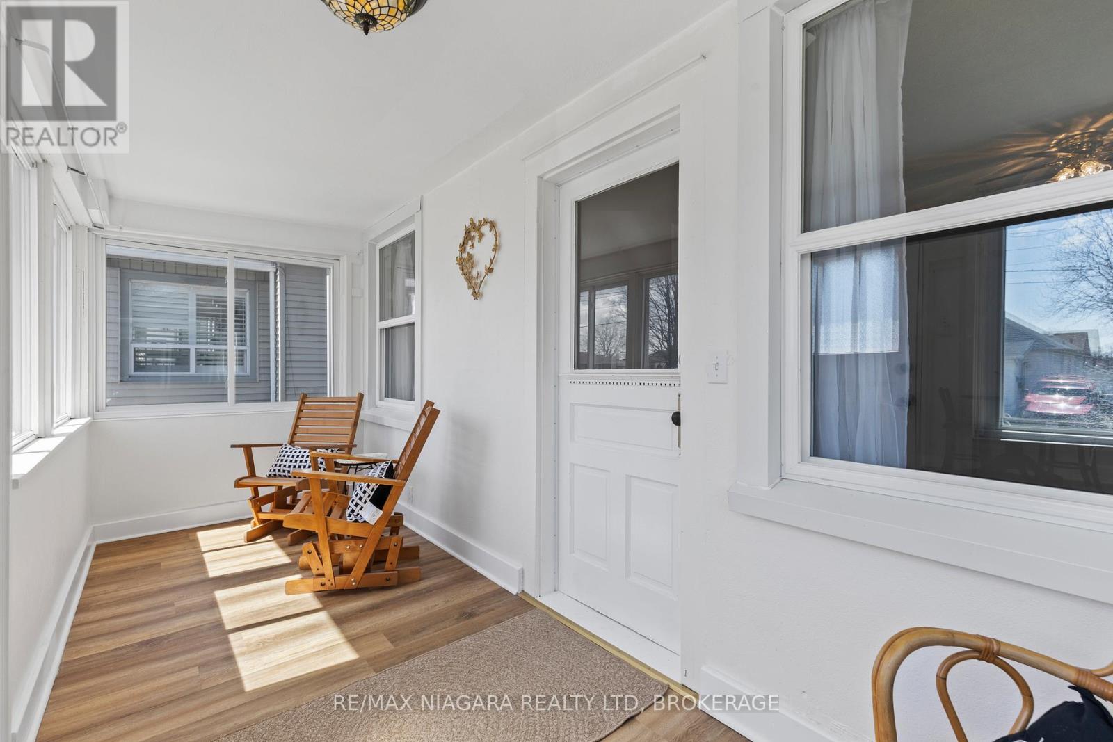 28 Ann Street, Thorold, Ontario  L2V 2J5 - Photo 4 - X12137313