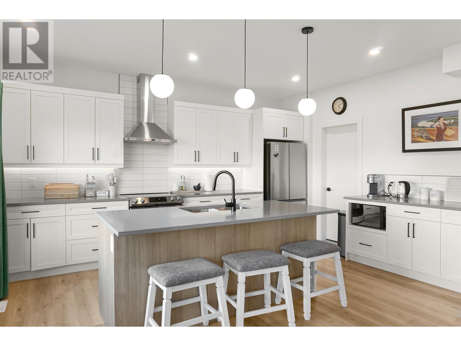 Property at 16 ROBINSON STREET image 4
