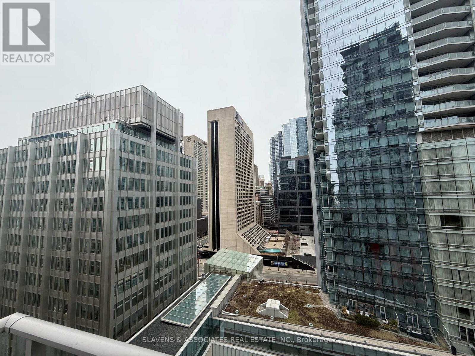 1407 - 126 Simcoe Street, Toronto, Ontario  M5H 4E6 - Photo 1 - C12137314