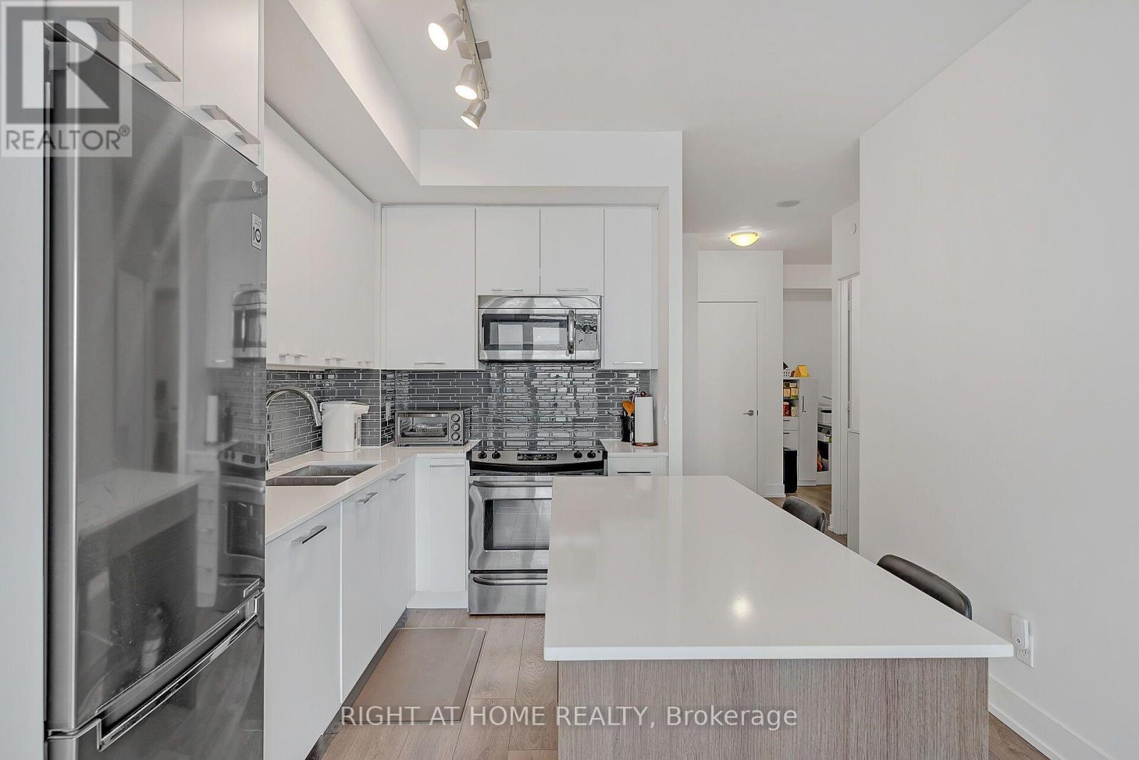 1616 - 9471 Yonge Street, Richmond Hill (Observatory), Ontario  L4C 1V4 - Photo 9 - N12137119