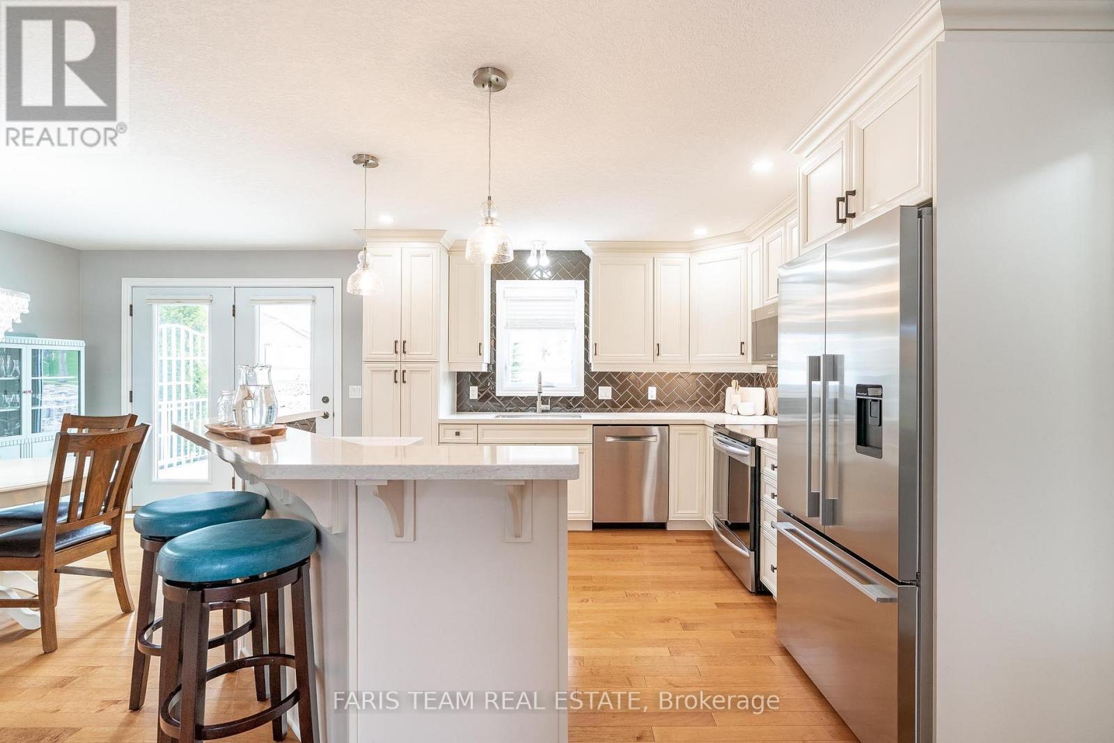 1 Gidley Court, Penetanguishene, Ontario  L9M 0A7 - Photo 4 - S12137303