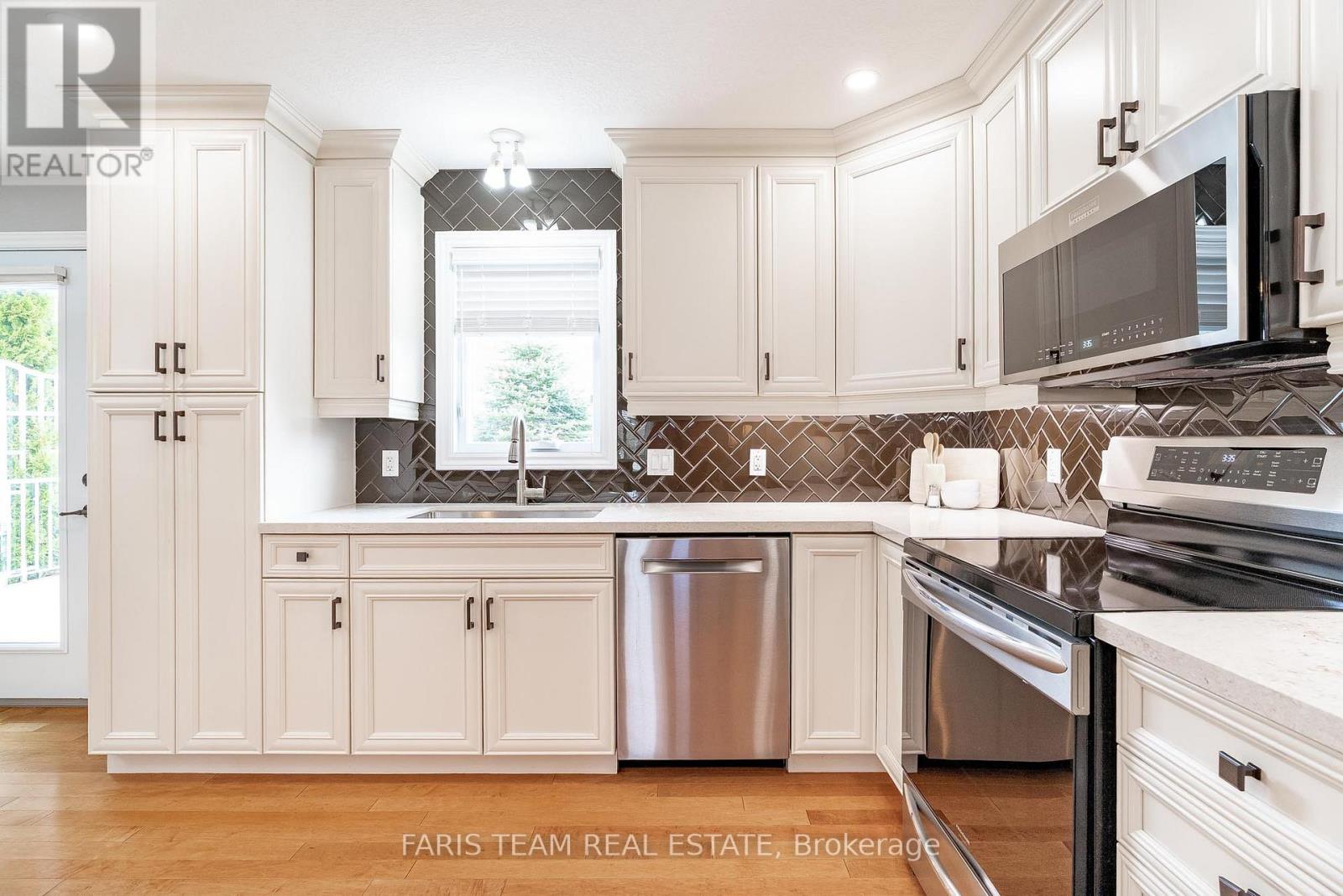 1 Gidley Court, Penetanguishene, Ontario  L9M 0A7 - Photo 5 - S12137303