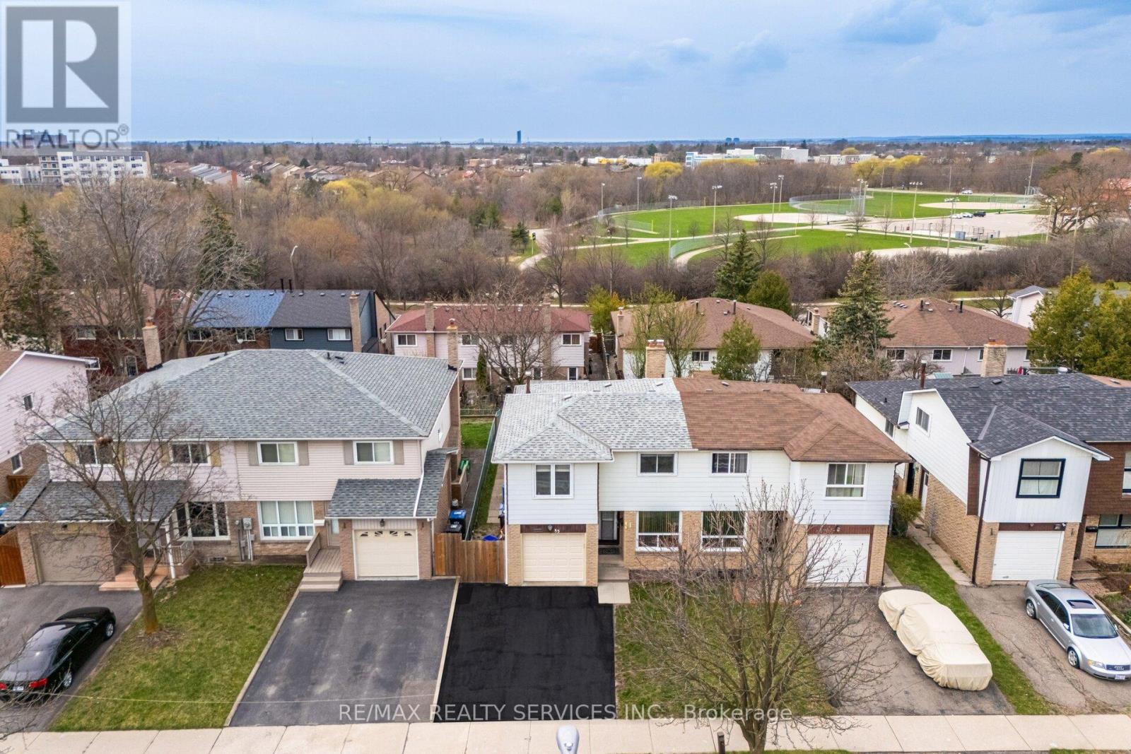 85 Salisbury Circle, Brampton, Ontario  L6V 2Z4 - Photo 4 - W12137262