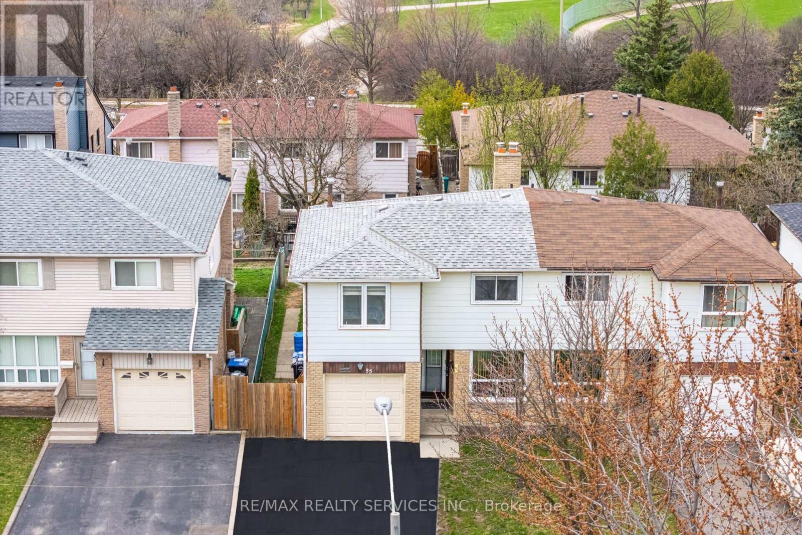 85 Salisbury Circle, Brampton, Ontario  L6V 2Z4 - Photo 5 - W12137262