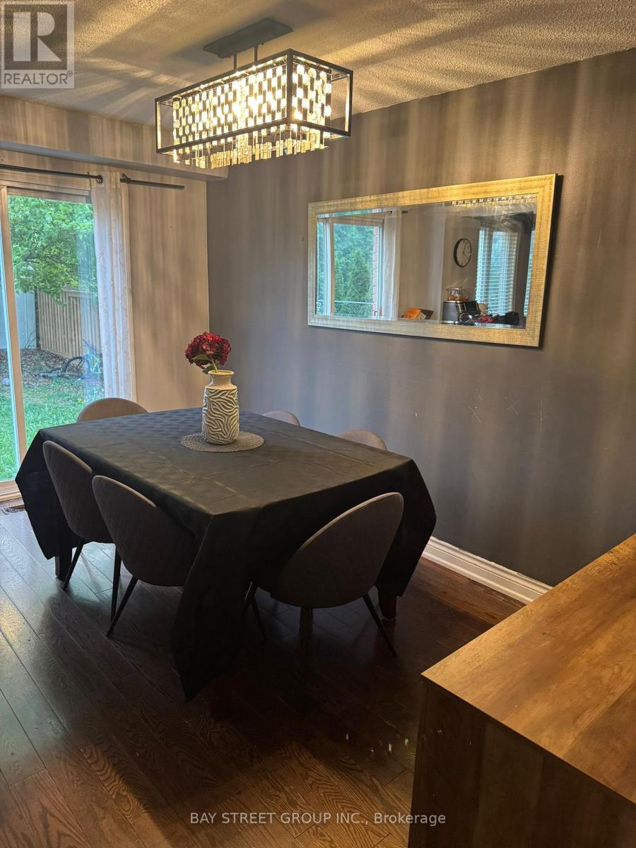 556 Holly Avenue, Milton, Ontario  L9T 4B1 - Photo 4 - W12137264