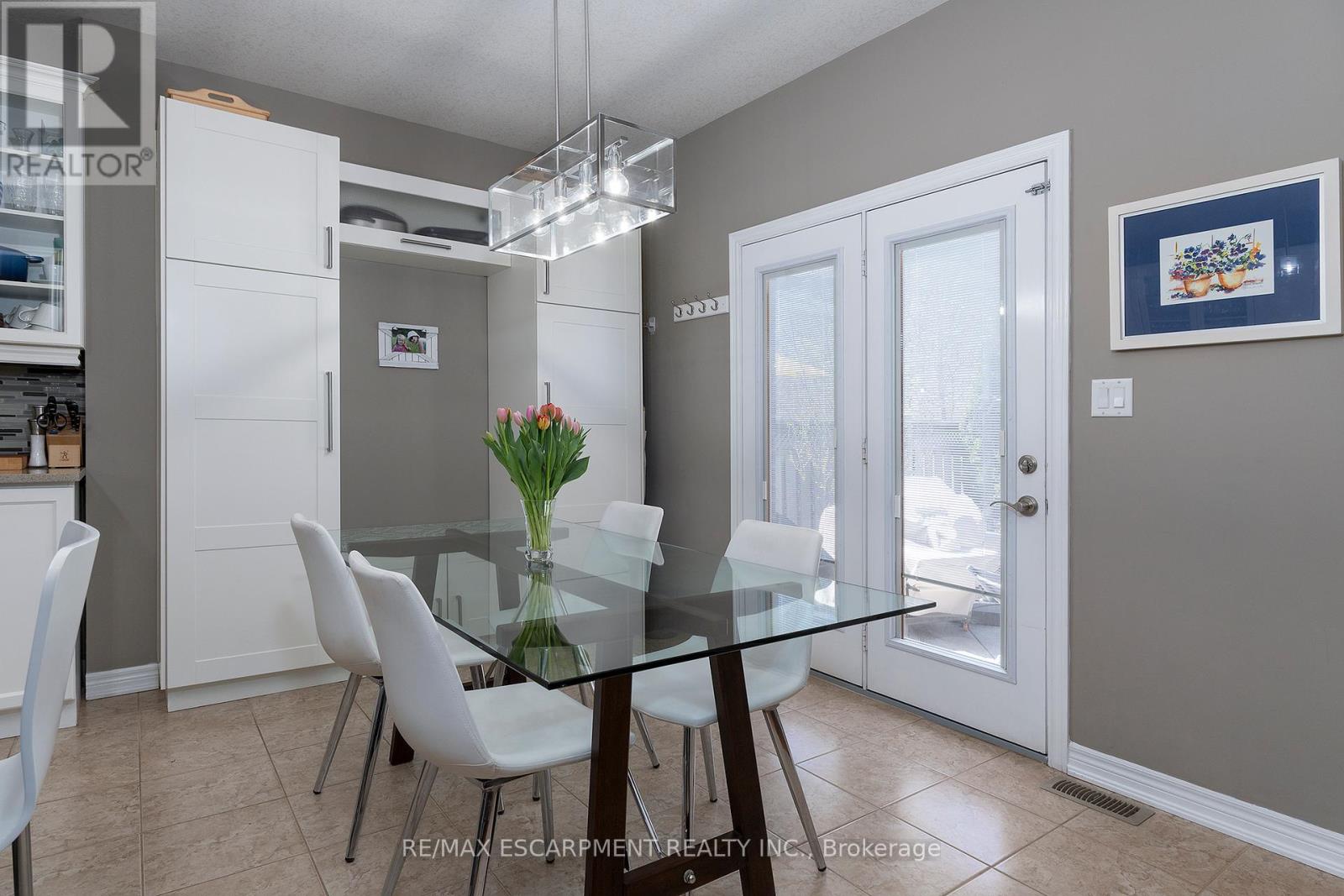 537 Valridge Drive, Hamilton, Ontario  L9C 0A9 - Photo 10 - X12137076