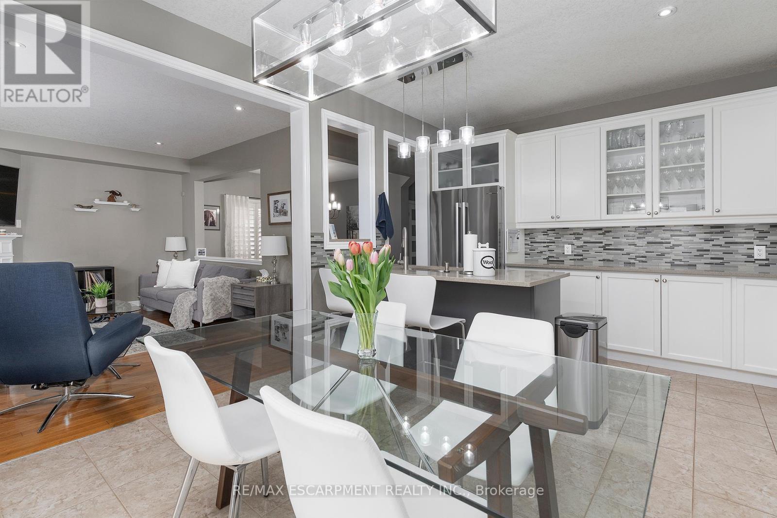 537 Valridge Drive, Hamilton, Ontario  L9C 0A9 - Photo 11 - X12137076