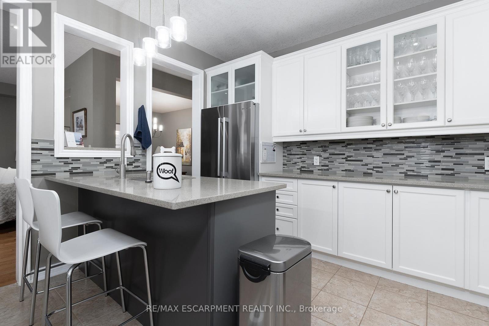 537 Valridge Drive, Hamilton, Ontario  L9C 0A9 - Photo 13 - X12137076