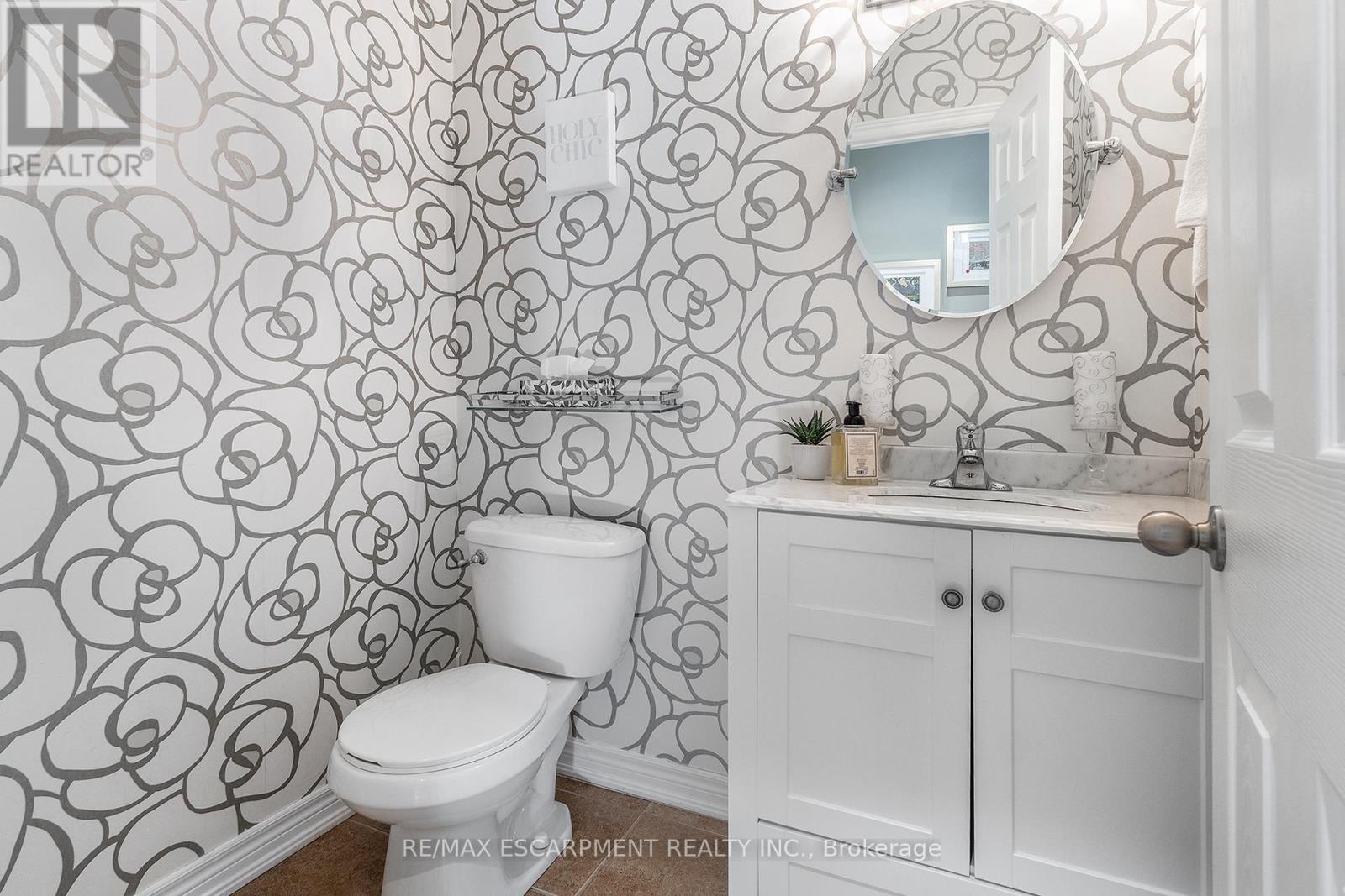 537 Valridge Drive, Hamilton, Ontario  L9C 0A9 - Photo 14 - X12137076
