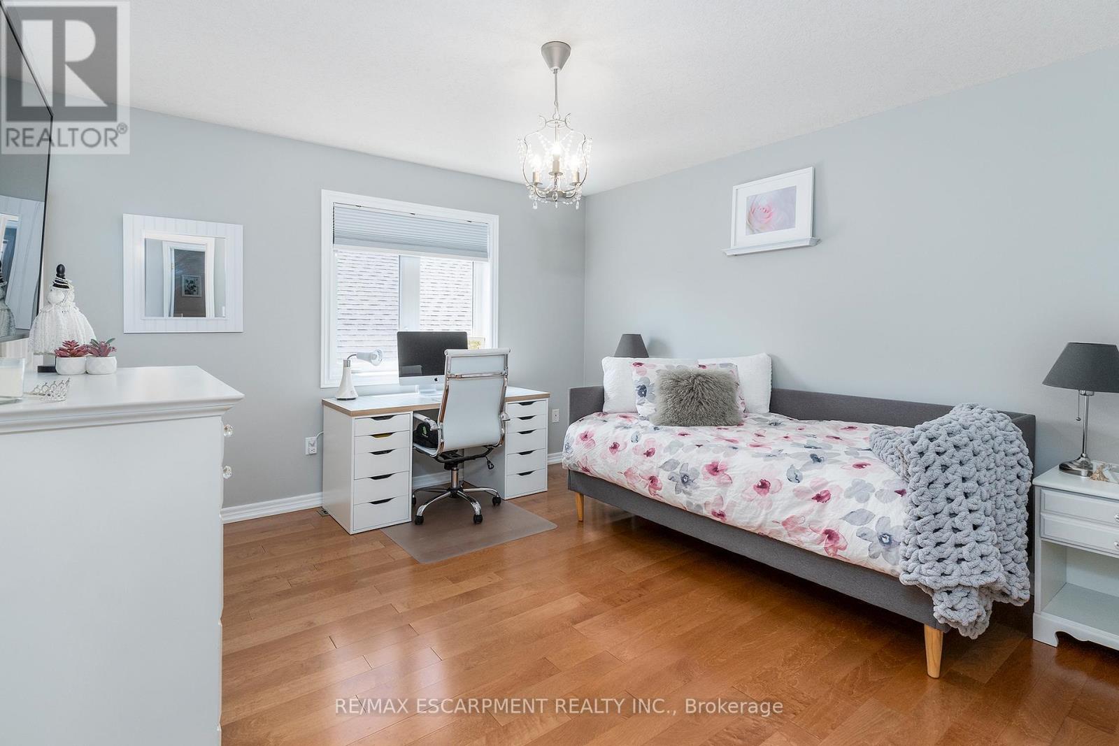 537 Valridge Drive, Hamilton, Ontario  L9C 0A9 - Photo 19 - X12137076