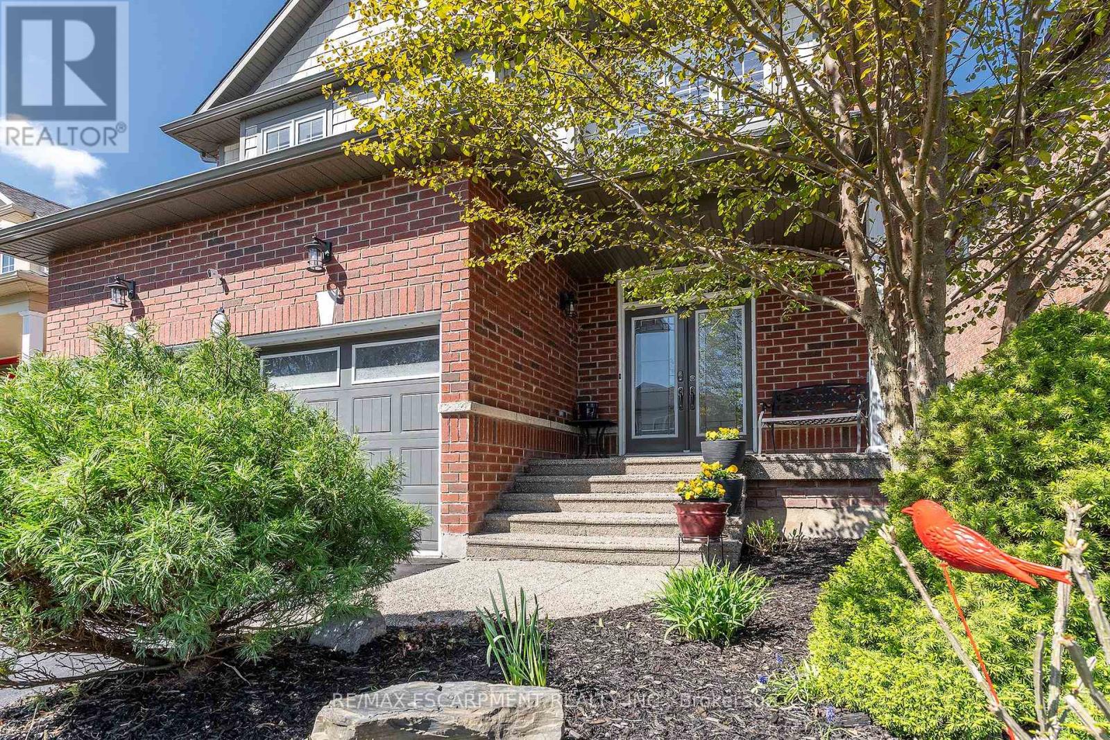 537 Valridge Drive, Hamilton, Ontario  L9C 0A9 - Photo 3 - X12137076