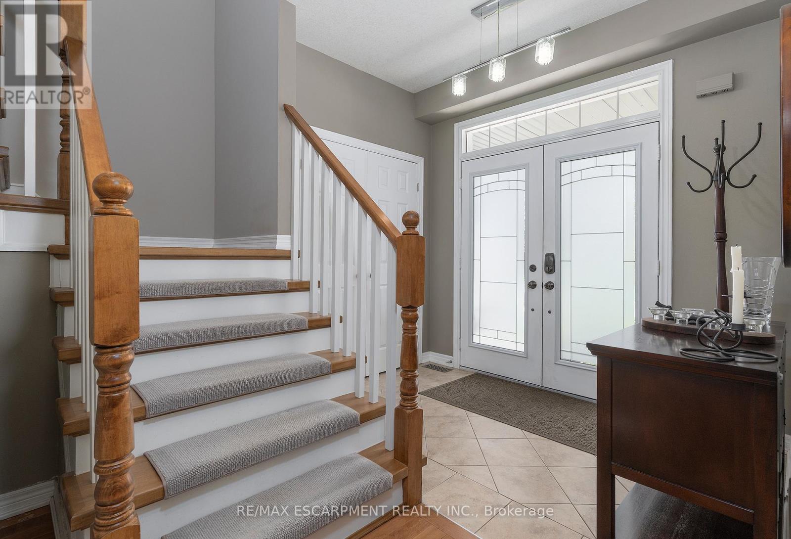 537 Valridge Drive, Hamilton, Ontario  L9C 0A9 - Photo 4 - X12137076