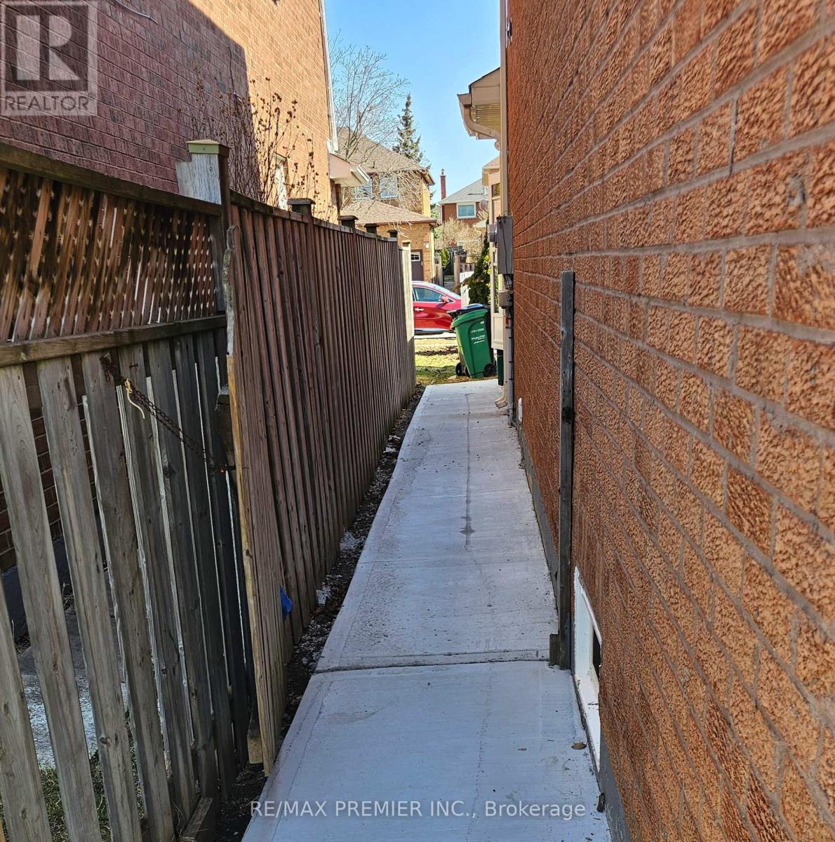 40 Kentucky Drive, Brampton, Ontario  L6Y 4E9 - Photo 11 - W12137311