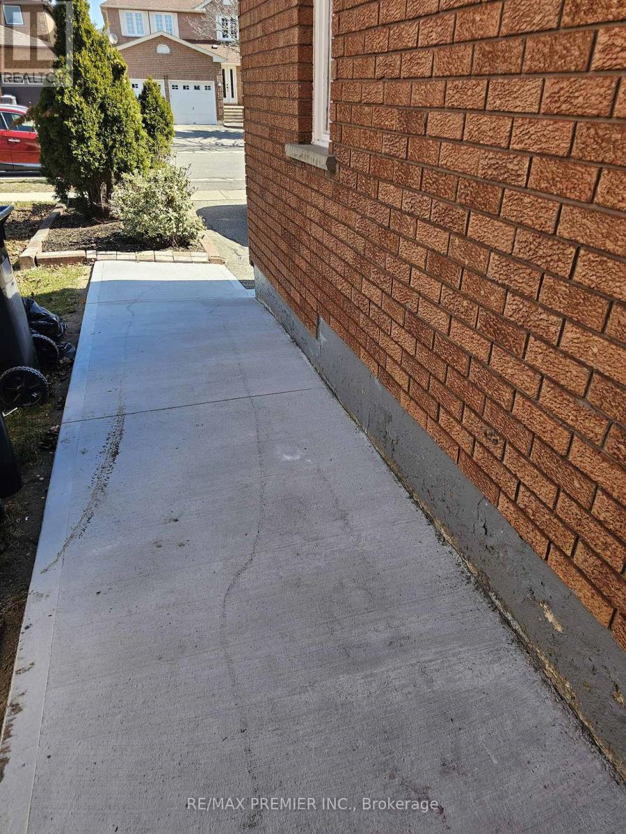 40 Kentucky Drive, Brampton (Fletcher's Creek South), Ontario  L6Y 4E9 - Photo 12 - W12137311