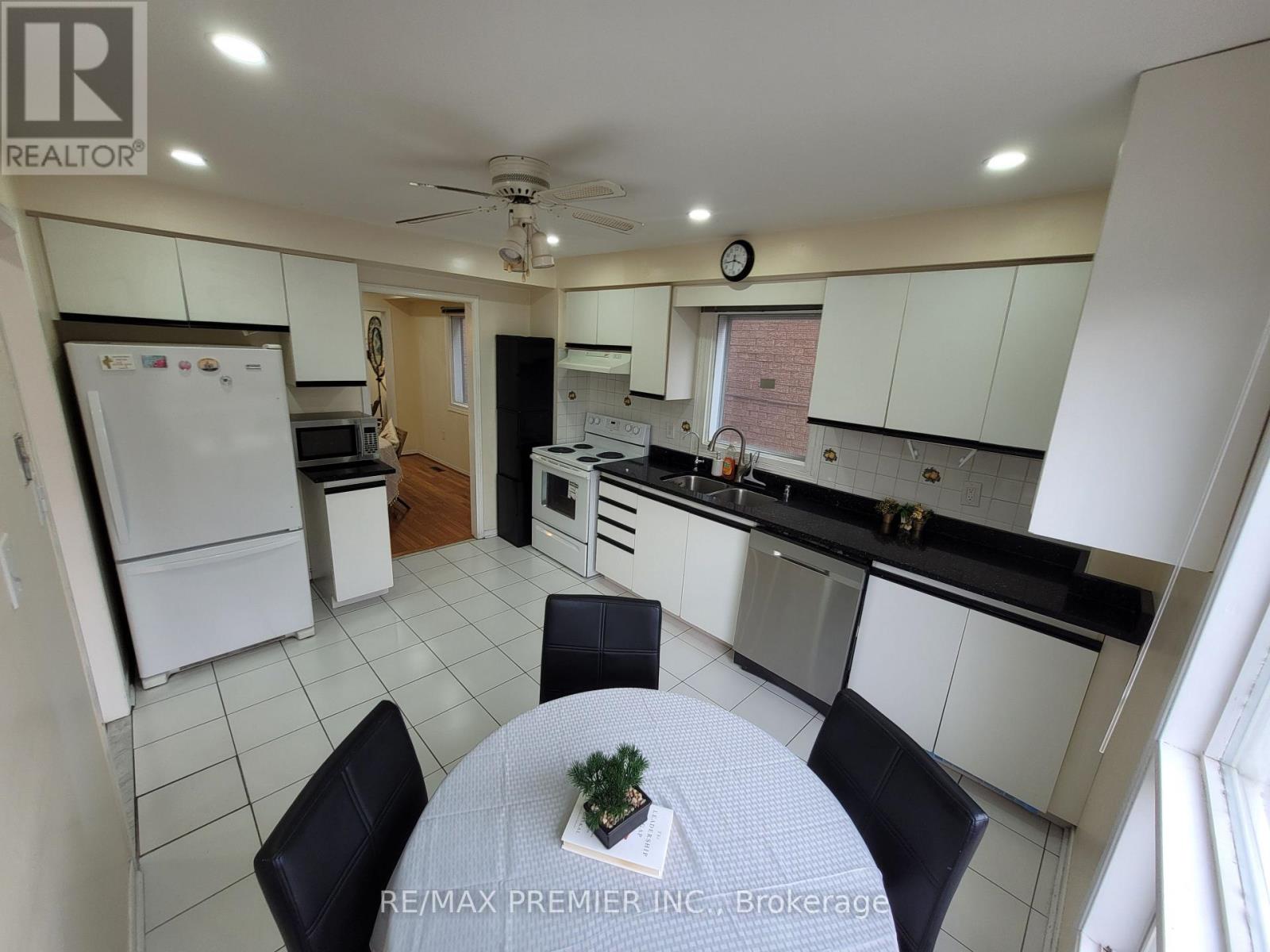 40 Kentucky Drive, Brampton, Ontario  L6Y 4E9 - Photo 4 - W12137311