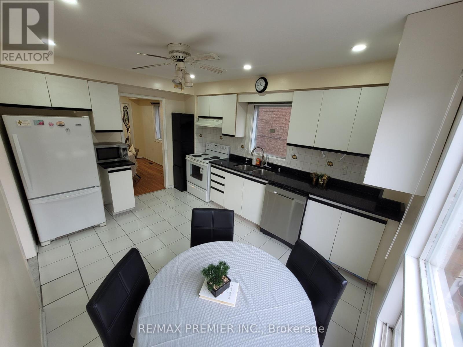 40 Kentucky Drive, Brampton, Ontario  L6Y 4E9 - Photo 5 - W12137311