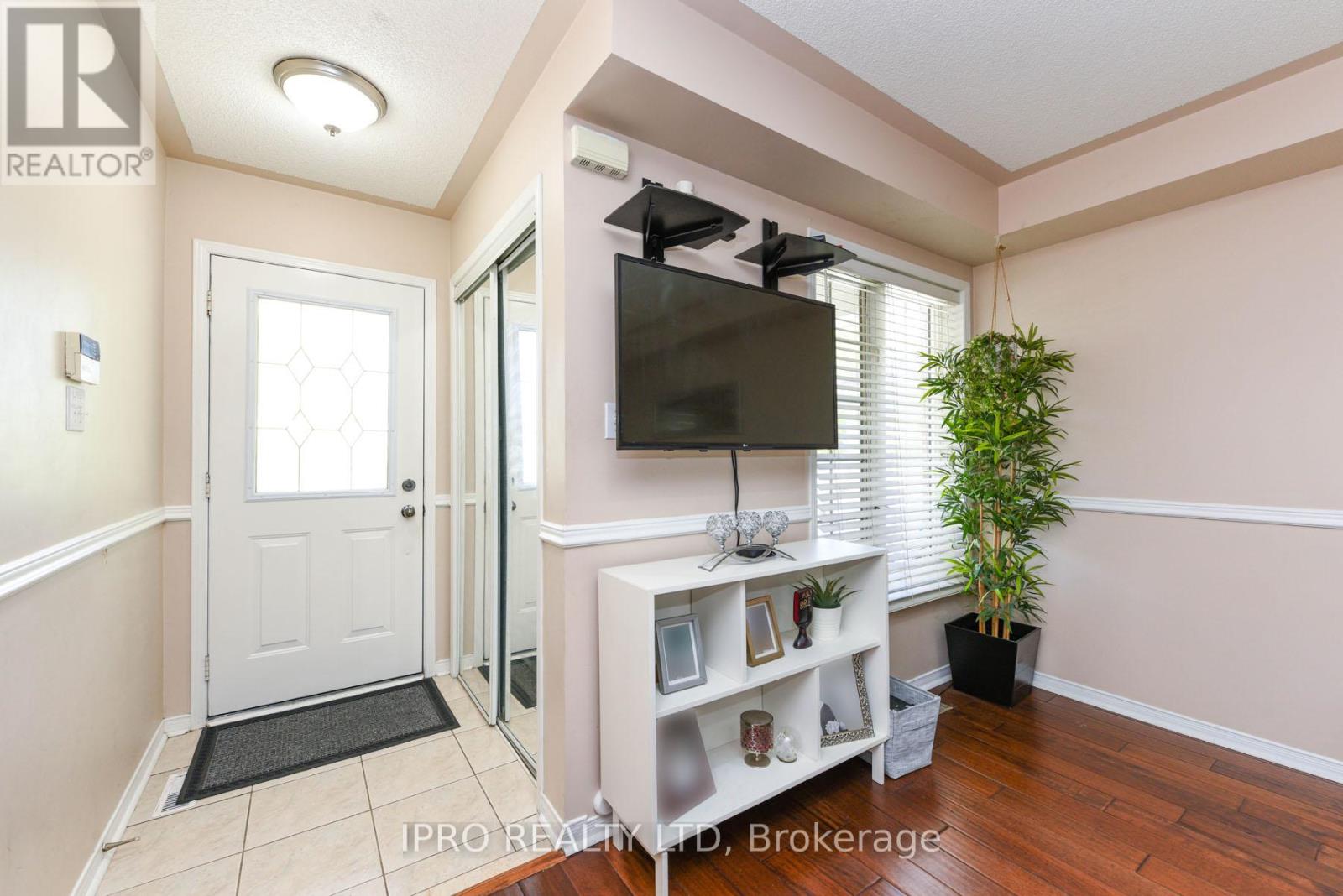 12 Bramcedar Crescent, Brampton, Ontario  L7A 1T1 - Photo 5 - W12137322