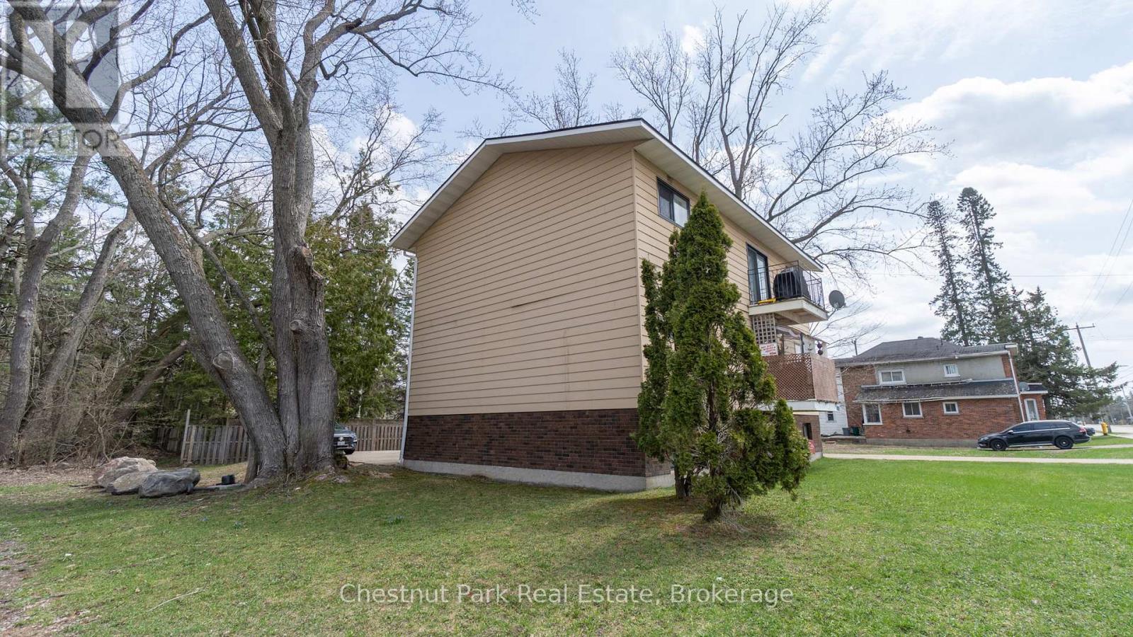 163 Wellington Street, Bracebridge, Ontario  P1L 1C2 - Photo 3 - X12137511
