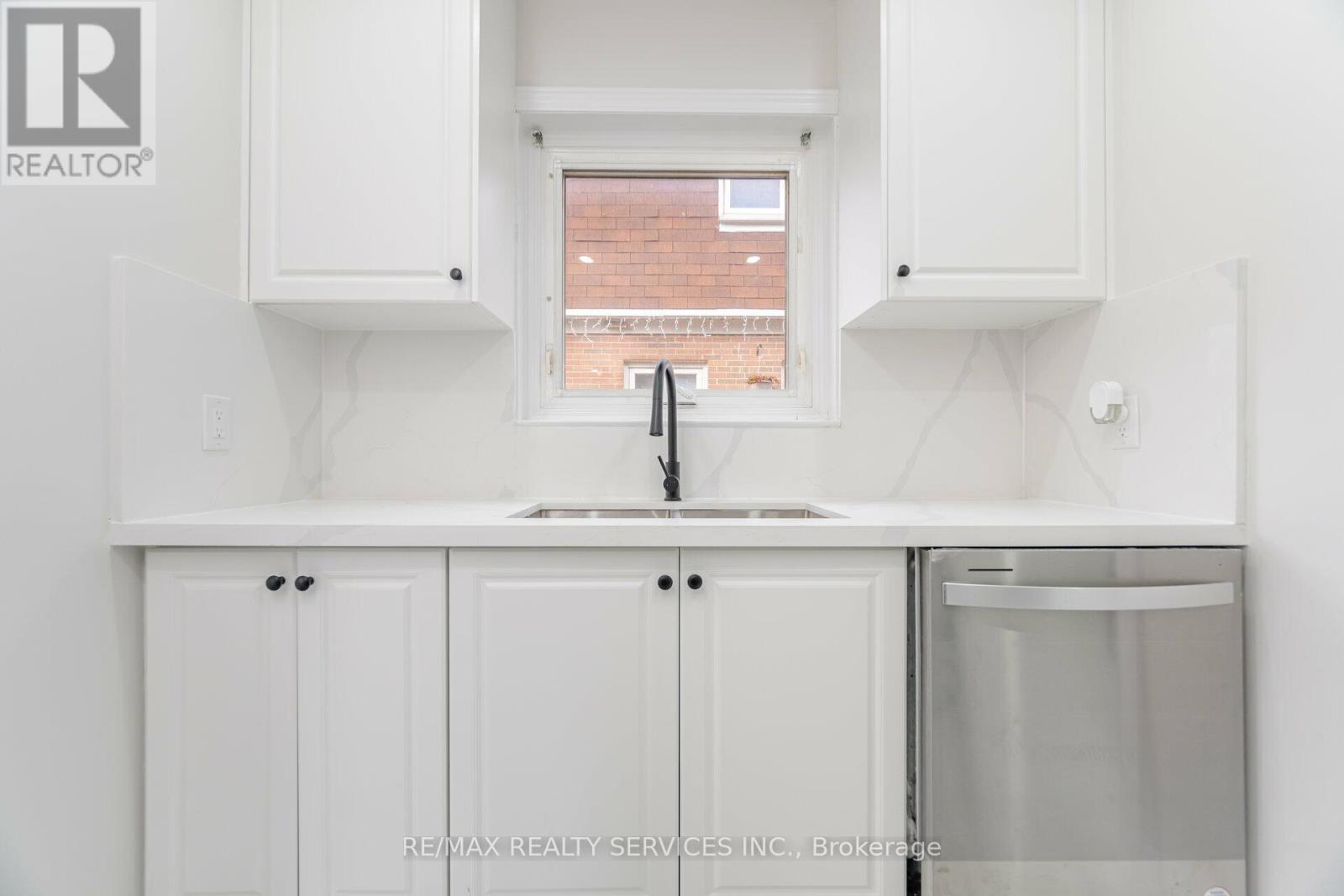 Property at 41 TOWN HOUSE CRESCENT image 5