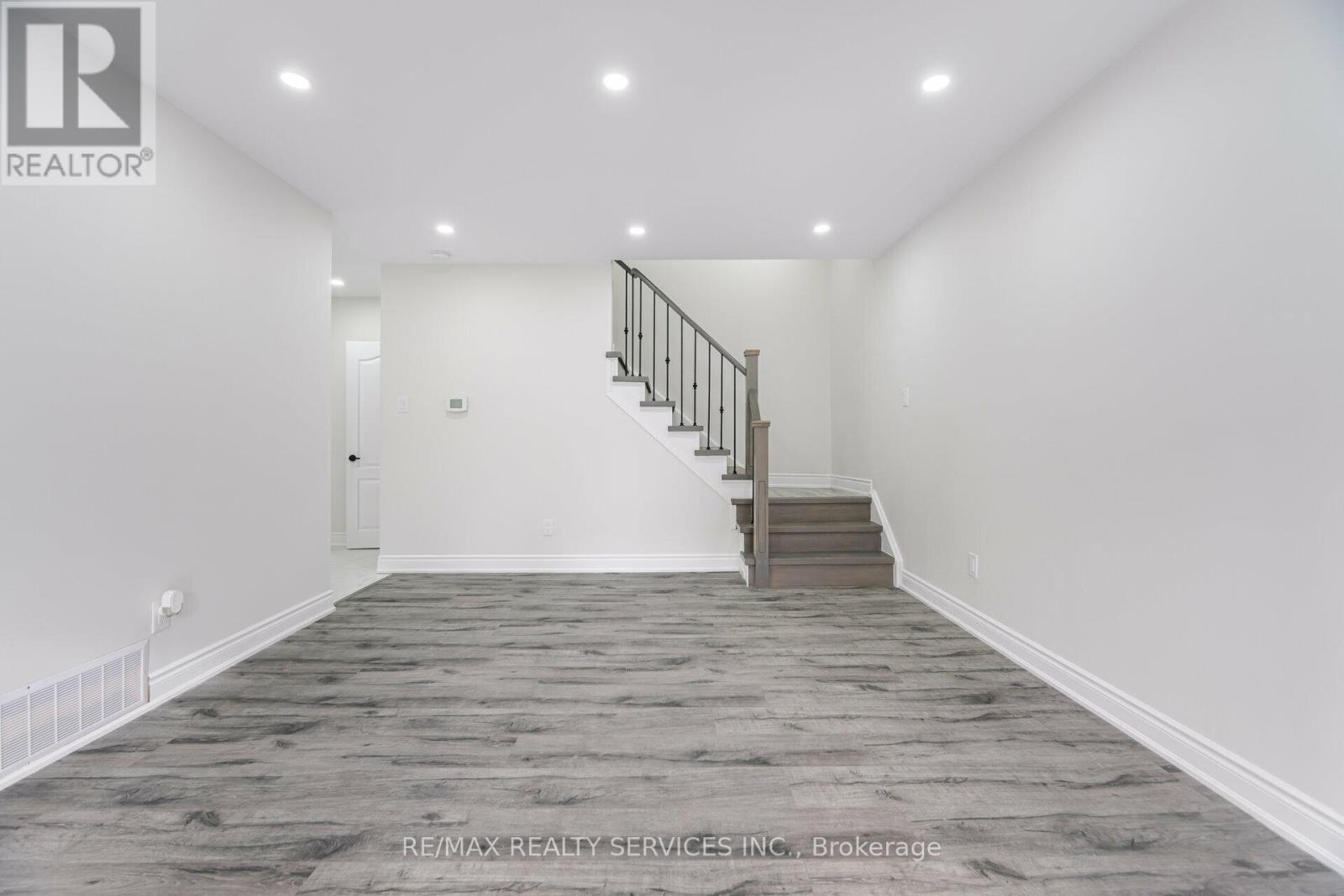 Property at 41 TOWN HOUSE CRESCENT image 2