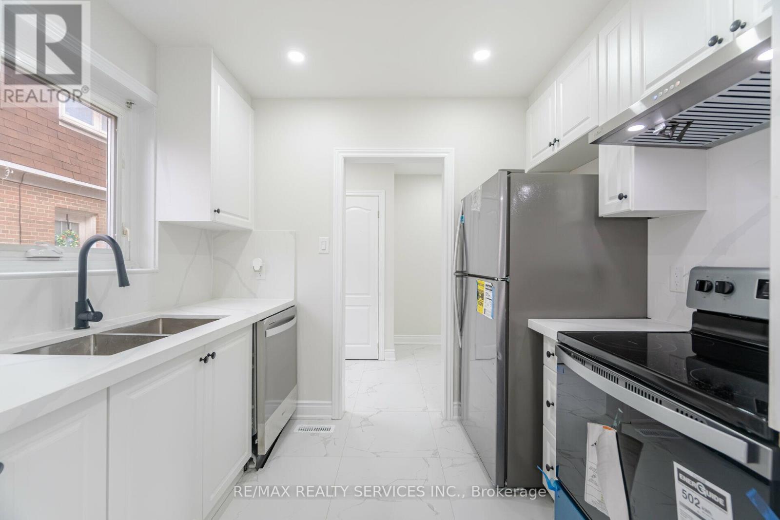41 Town House Crescent, Brampton, Ontario  L6W 3G3 - Photo 3 - W12136715