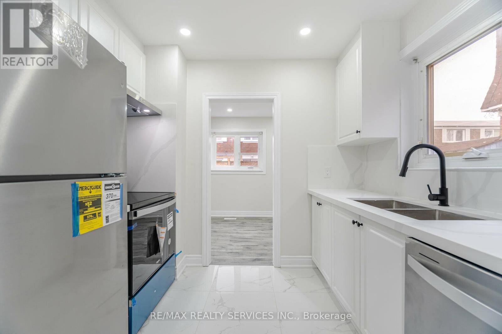 Property at 41 TOWN HOUSE CRESCENT image 4