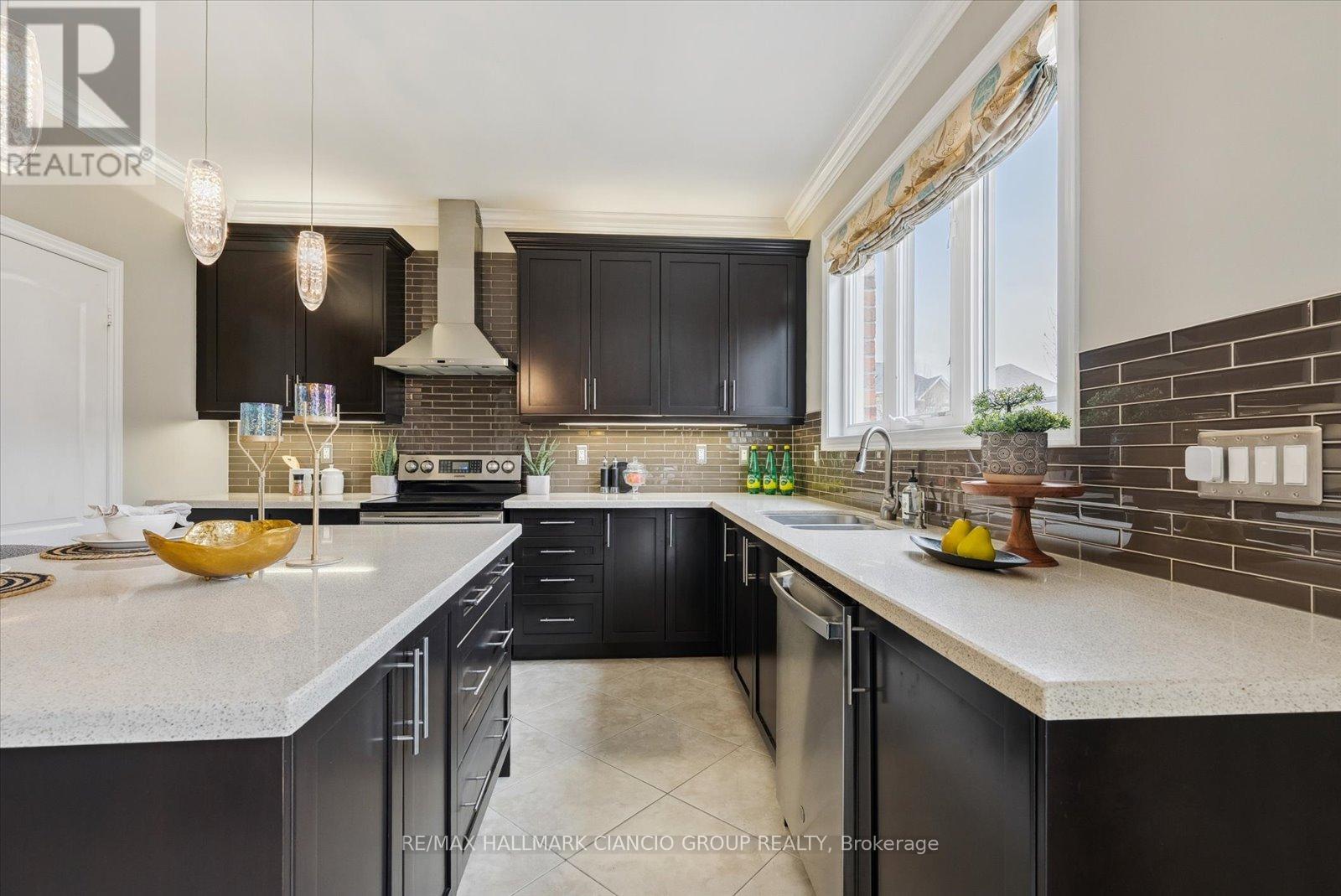 37 Maplebank Crescent, Whitchurch-Stouffville (Stouffville), Ontario  L4A 0R8 - Photo 11 - N12137222