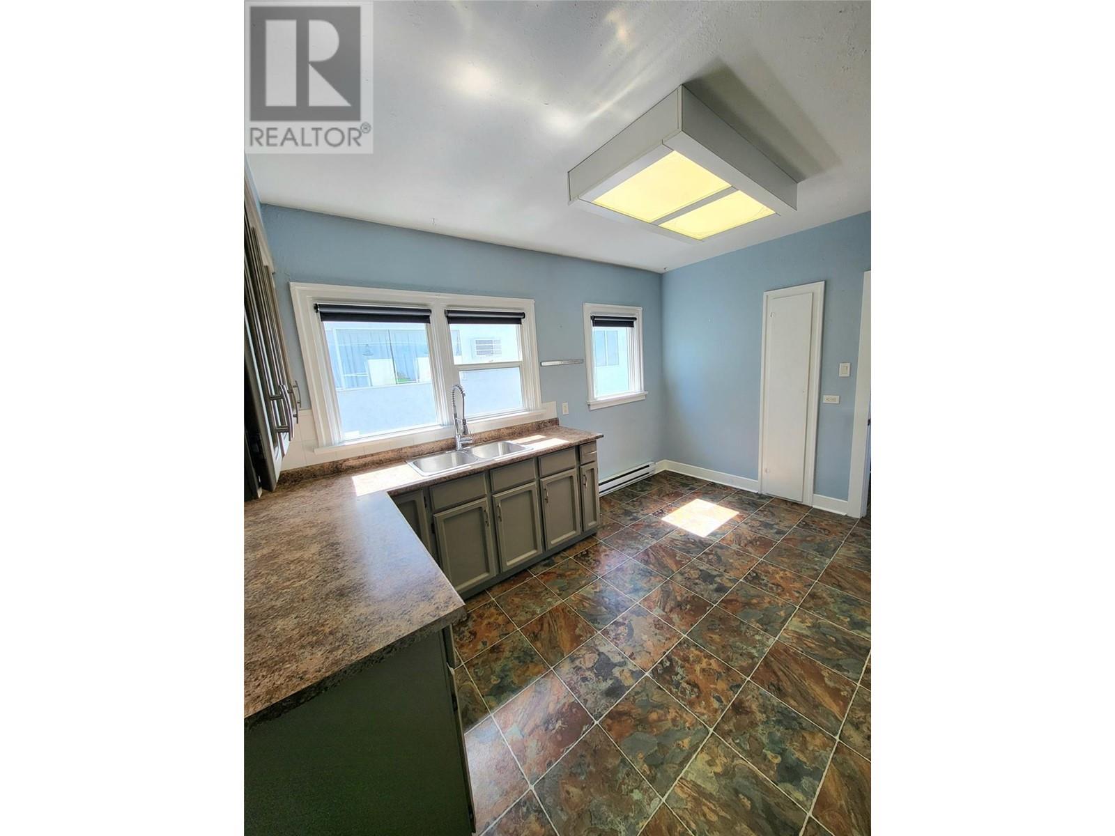 857 Main Street, Penticton, British Columbia  V2A 5E3 - Photo 3 - 10337033