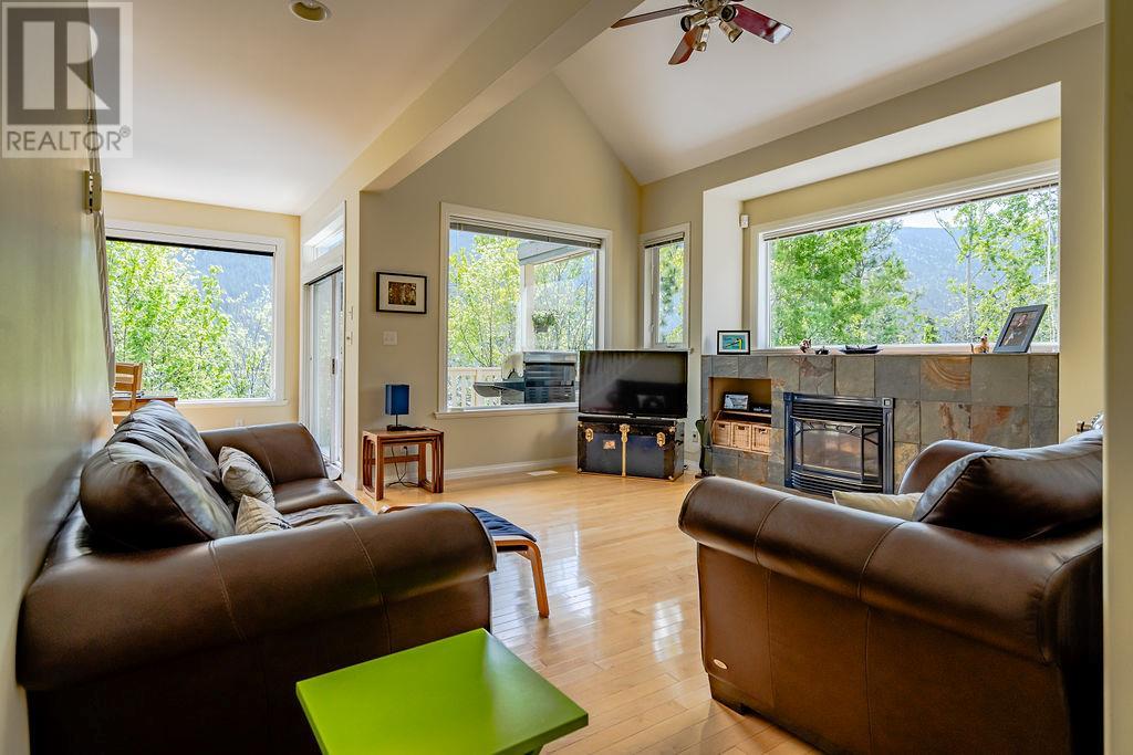3404 Bodard Road, Nelson, British Columbia  V1L 6T3 - Photo 2 - 10346237