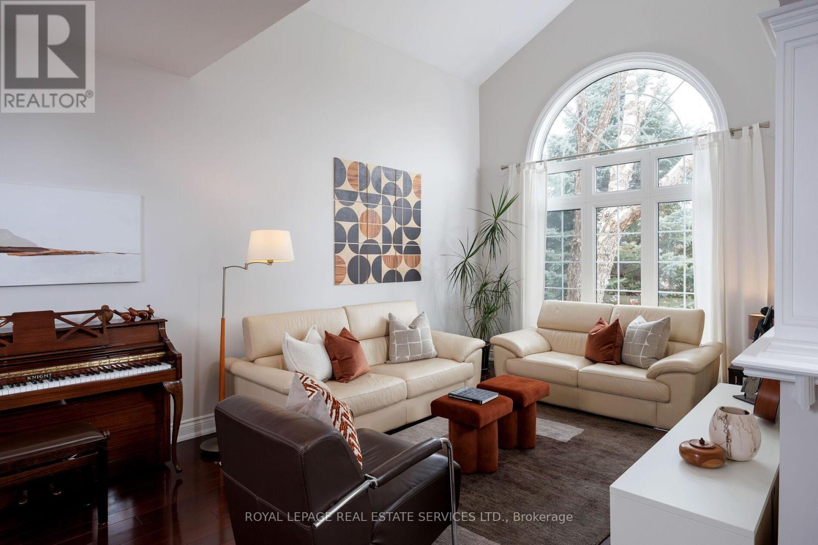 1061 Summit Ridge Drive, Oakville, Ontario  L6M 3K9 - Photo 9 - W12113730