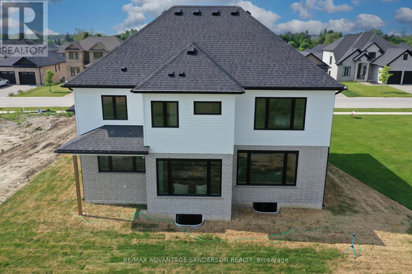 243 Songbird Lane, Middlesex Centre, Ontario  N0M 2A0 - Photo 5 - X12137566